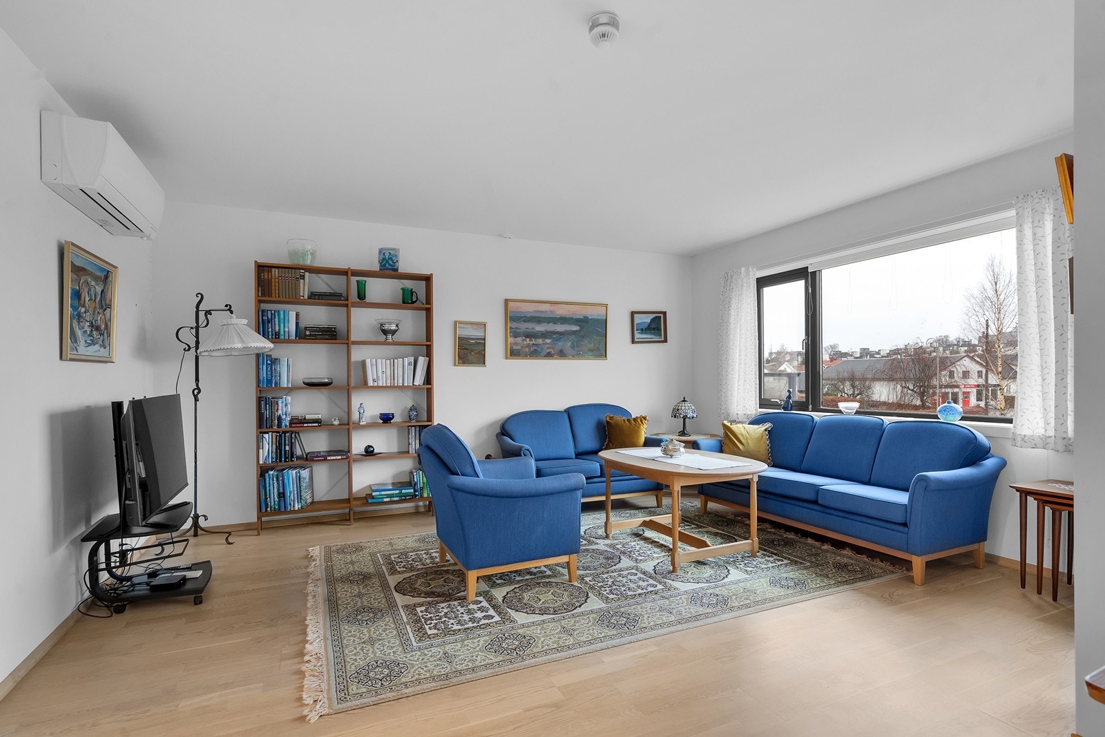 Stuen er romslig med varmepumpe for et godt inneklima hele året. Galleribilde