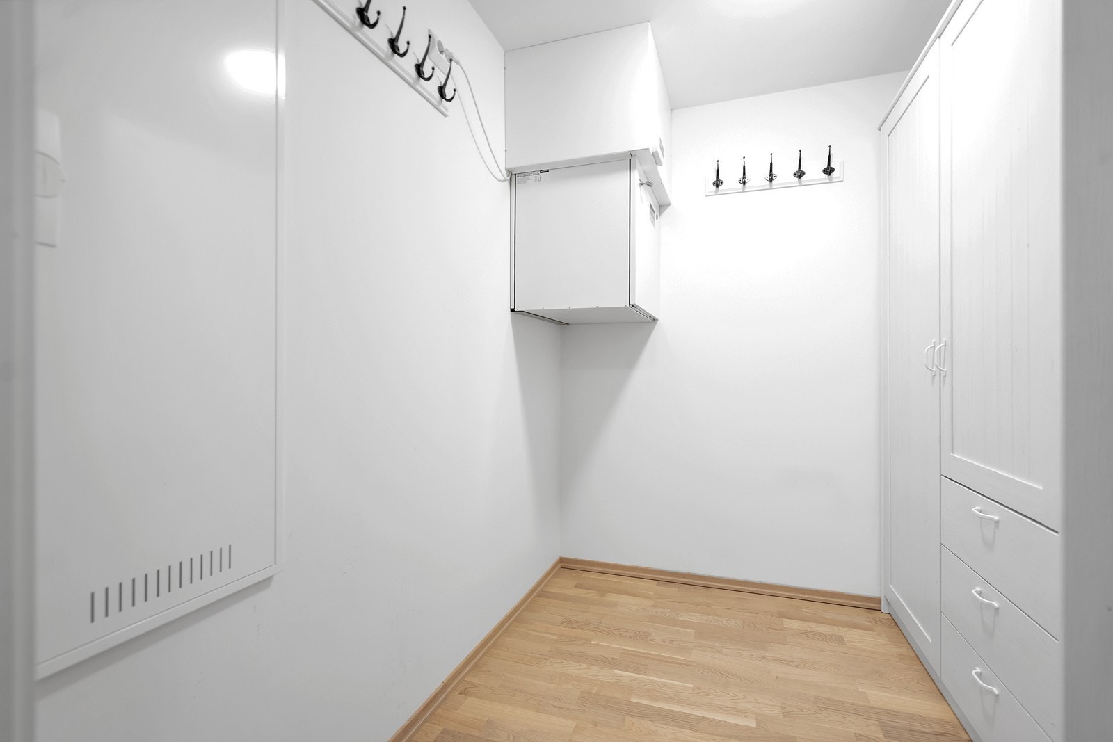 Praktisk bod med gode muligheter for oppbevaring. Galleribilde