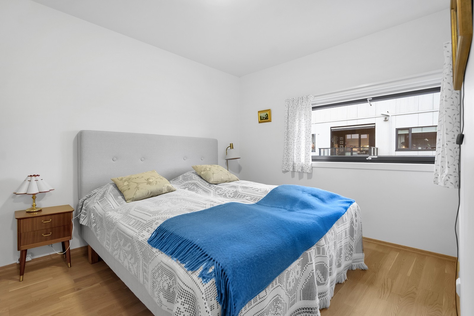 Romslig soverom og god plass til dobbeltseng. Galleribilde