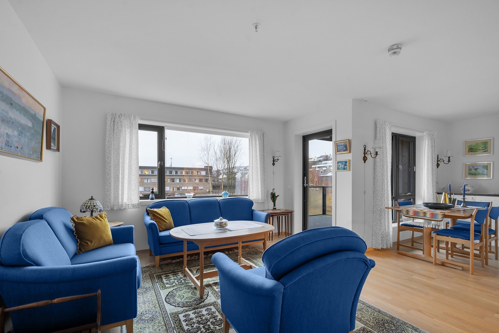 Stue og kjøkken har store vindusflater som slipper inn godt med naturlig lys. Galleribilde