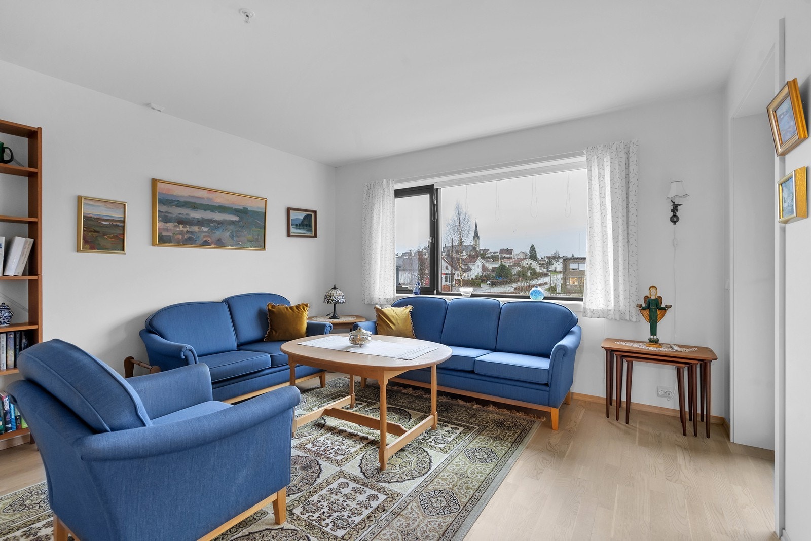 God plass til møblement. Det er også utgang til balkong med gode solforhold hele dagen. Galleribilde