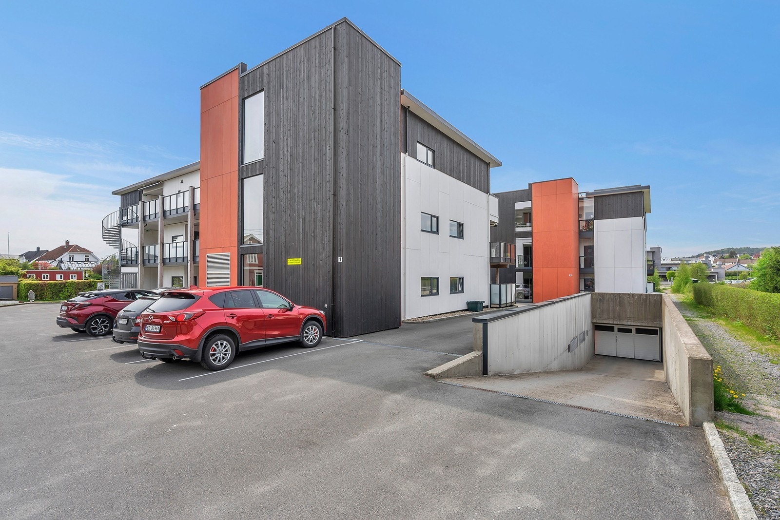 Ned til parkeringskjeller hvor det tilhører en biloppstillingsplass med bod. Galleribilde