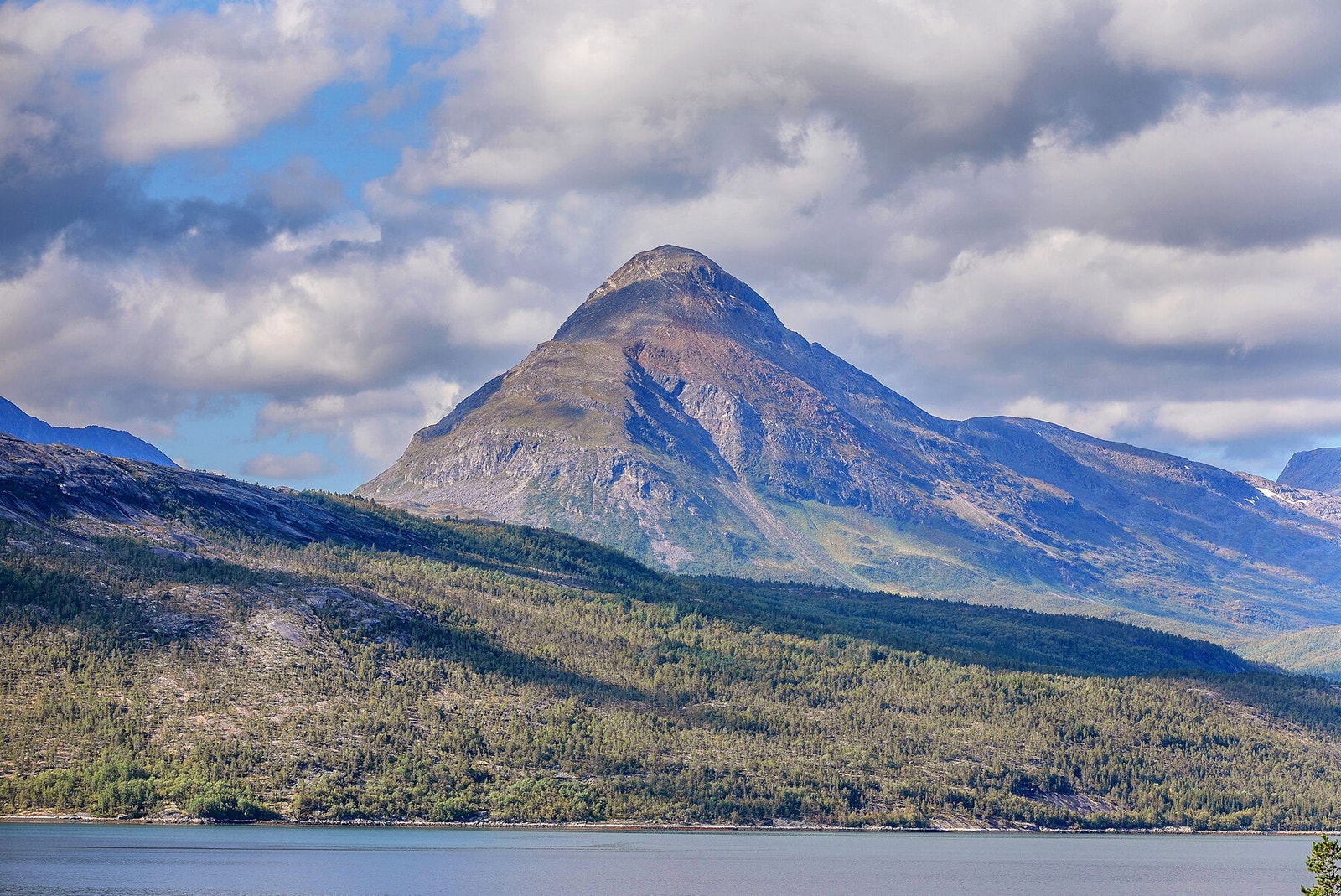 Praktfull utsikt mot Fjord og fjell Galleribilde