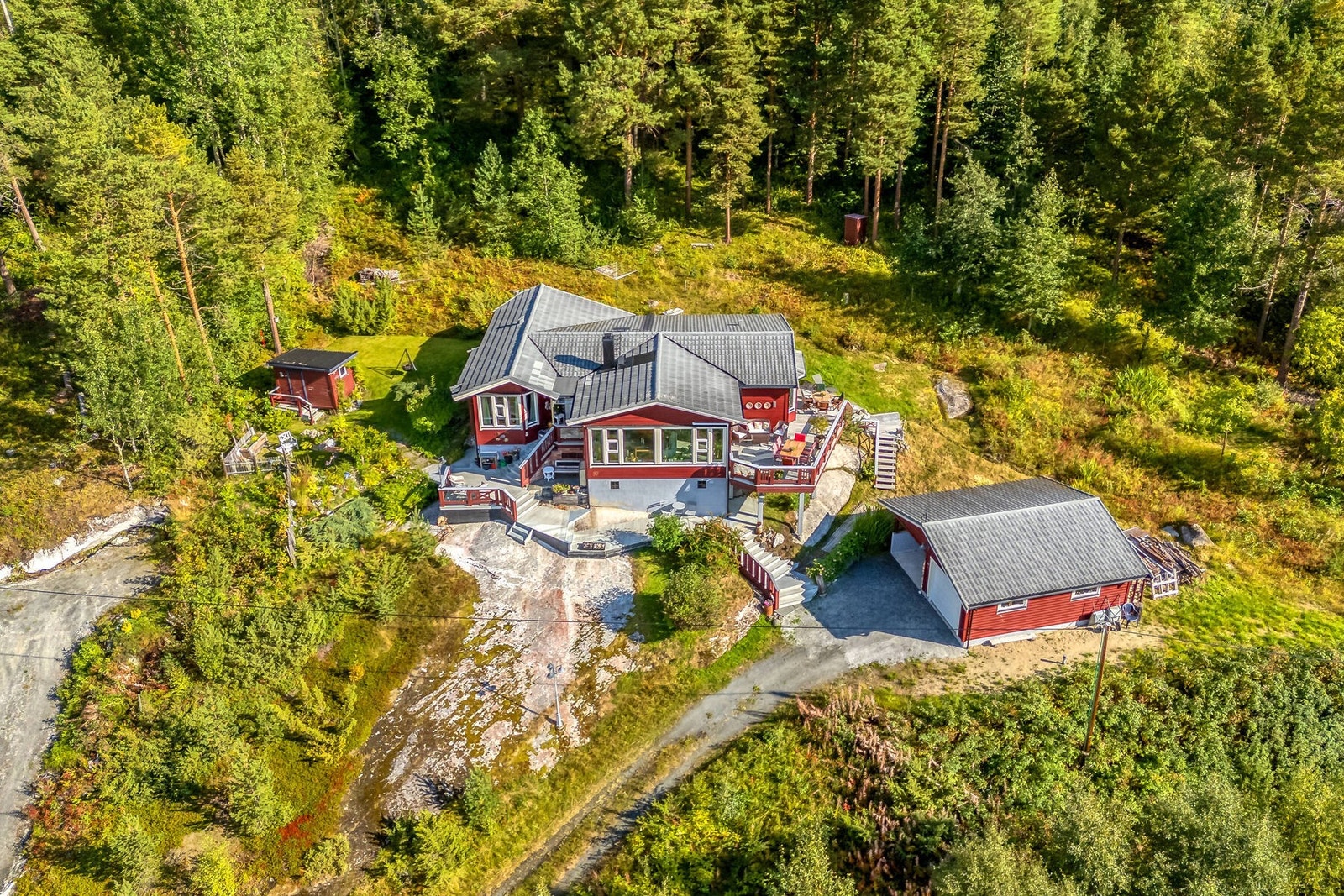 Velkommen til en svært innholdsrik og godt vedlikeholdt eiendom i idylliske omgivelser. Galleribilde