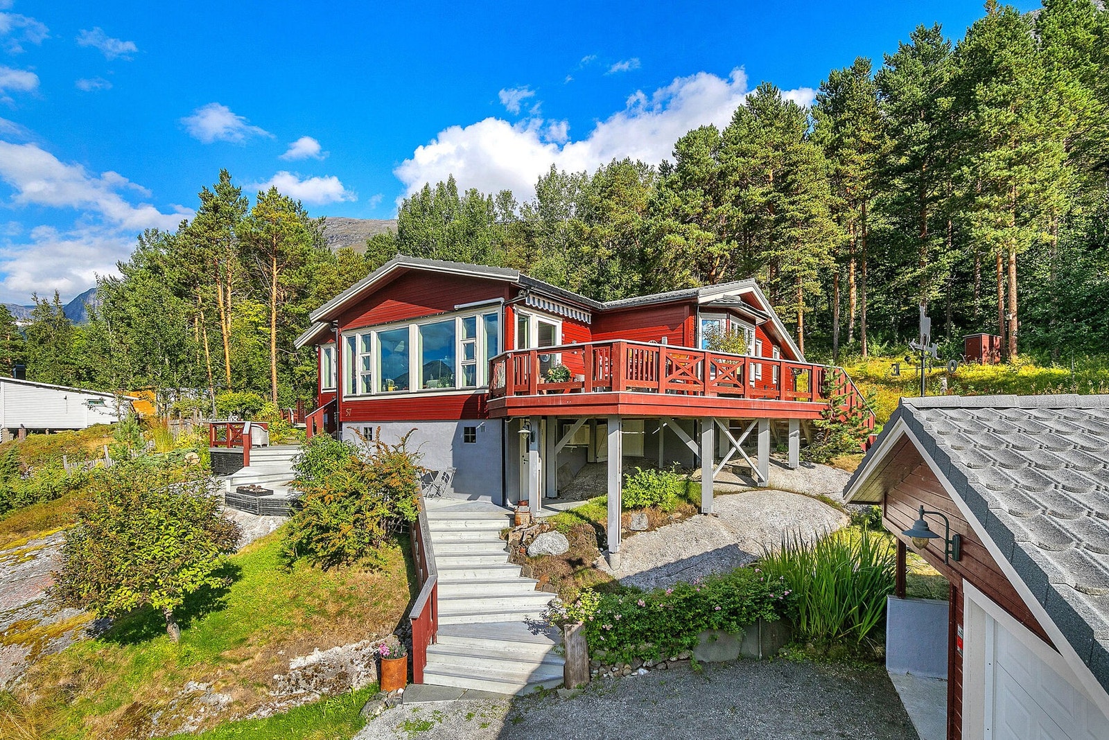 Meget pent opparbeidede uteområder Galleribilde