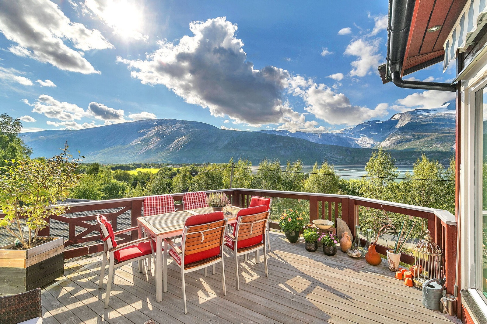 Terrasse med gode solforhold og praktfull utsikt Galleribilde