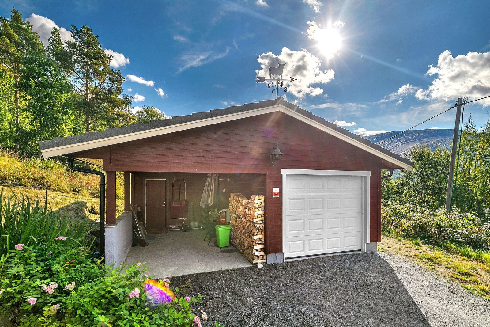 Garasje med carport og isolert arbeidsrom Galleribilde