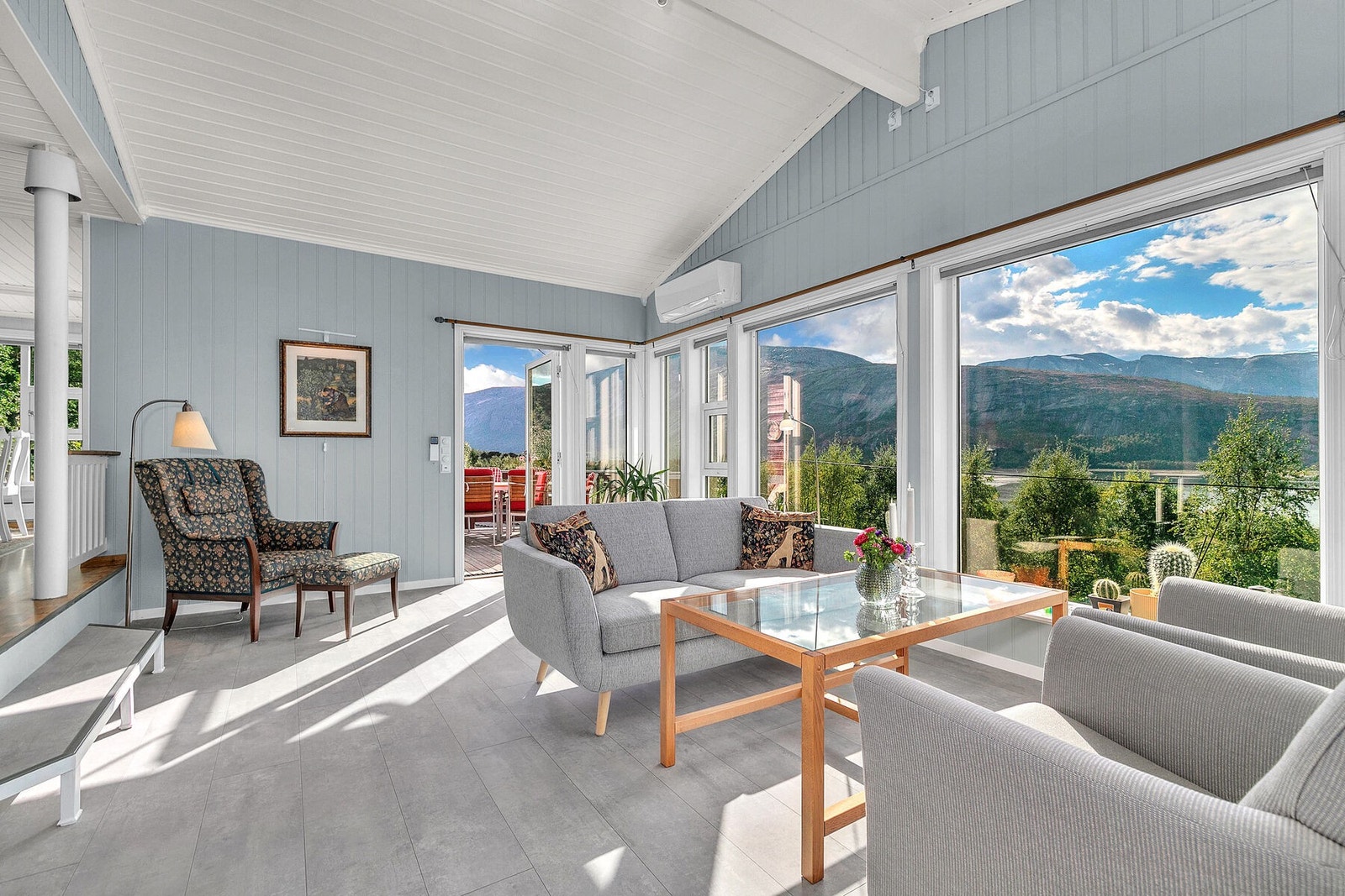 Lys og luftig stue med utgang til veranda Galleribilde