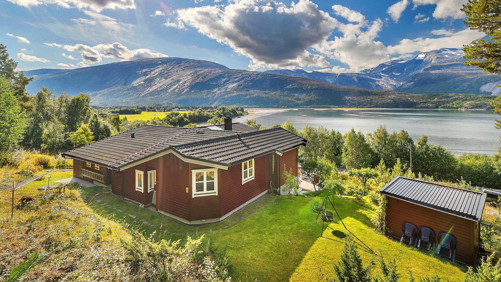 Velstelt hage med prydbusker, stauder og bed. Det er anlagt selvanningsanlegg Galleribilde