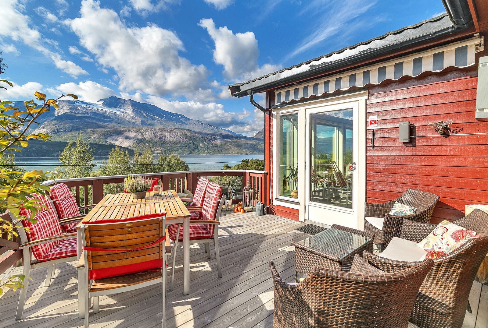 Solrik terrasse med praktfull utsikt Galleribilde