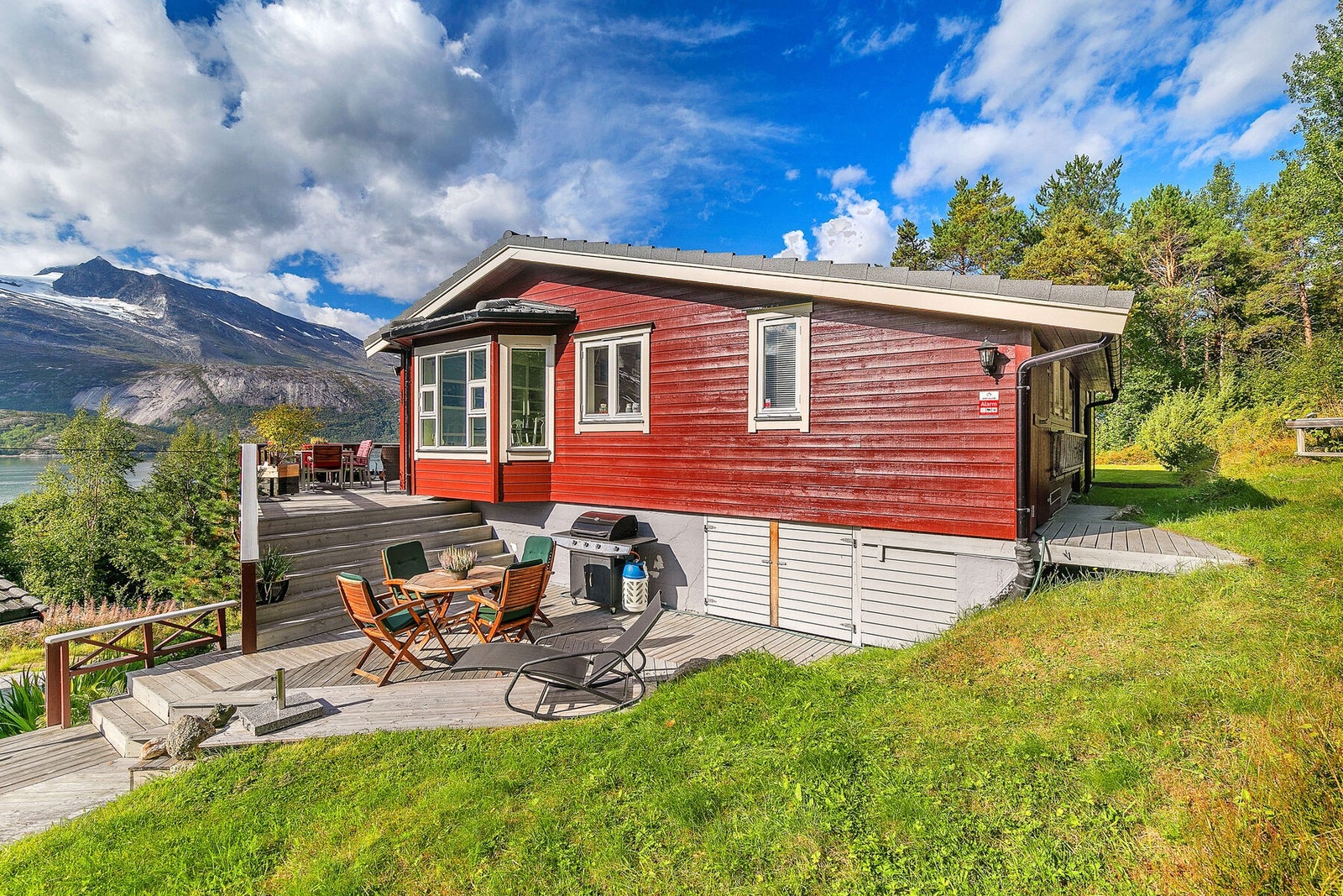 Det er flere solrike uteområder rundt eiendommen Galleribilde