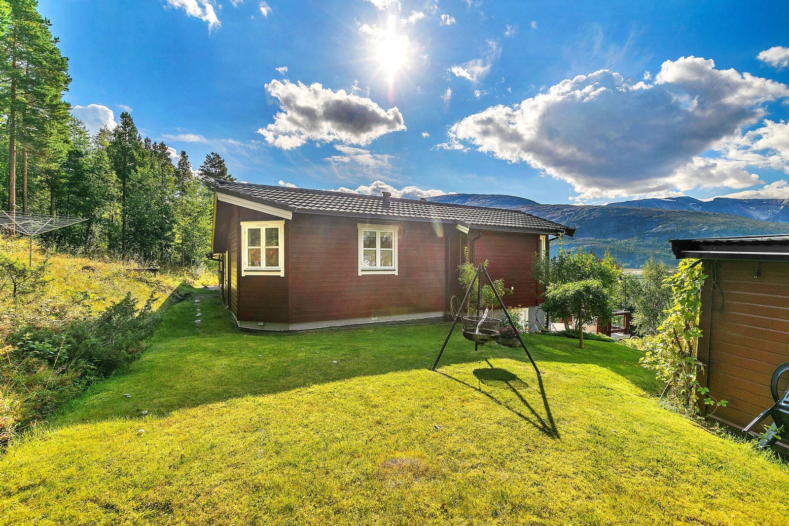 Meget pent opparbeidet hage rundt eiendommen Galleribilde