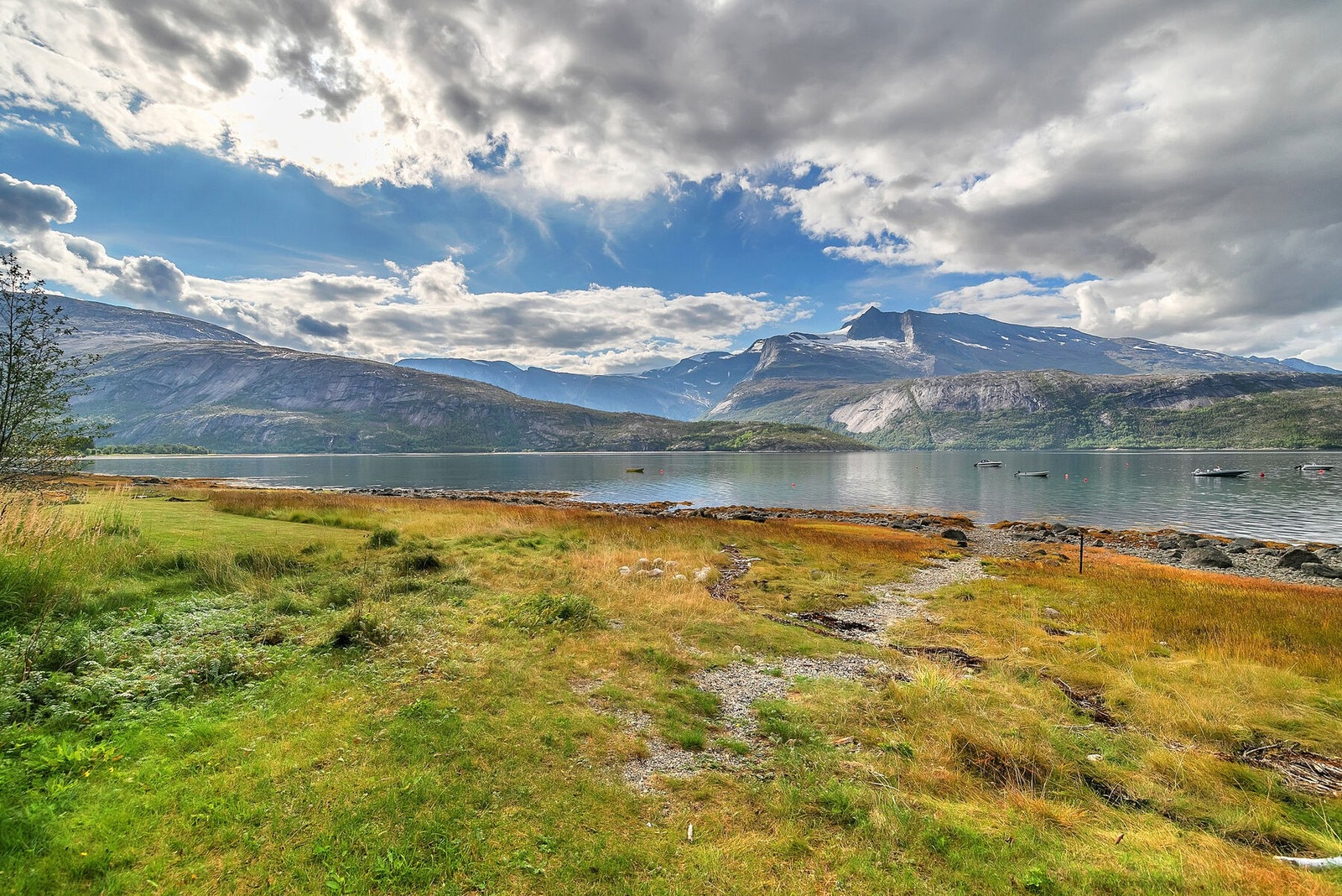 Strandlinjen ved naustet Galleribilde