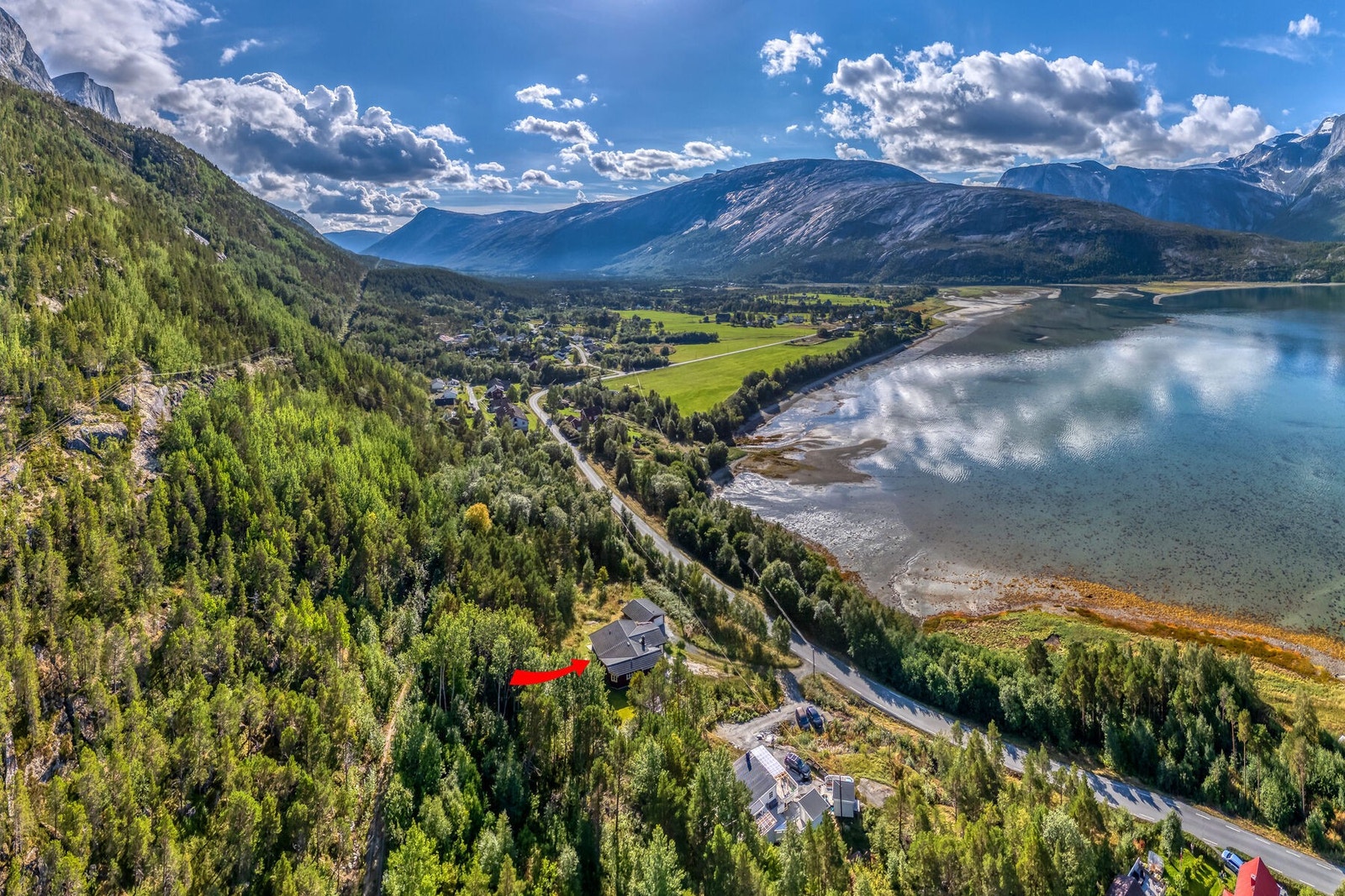 Eiendommen ligger i idylliske og landlige omgivelser. Galleribilde