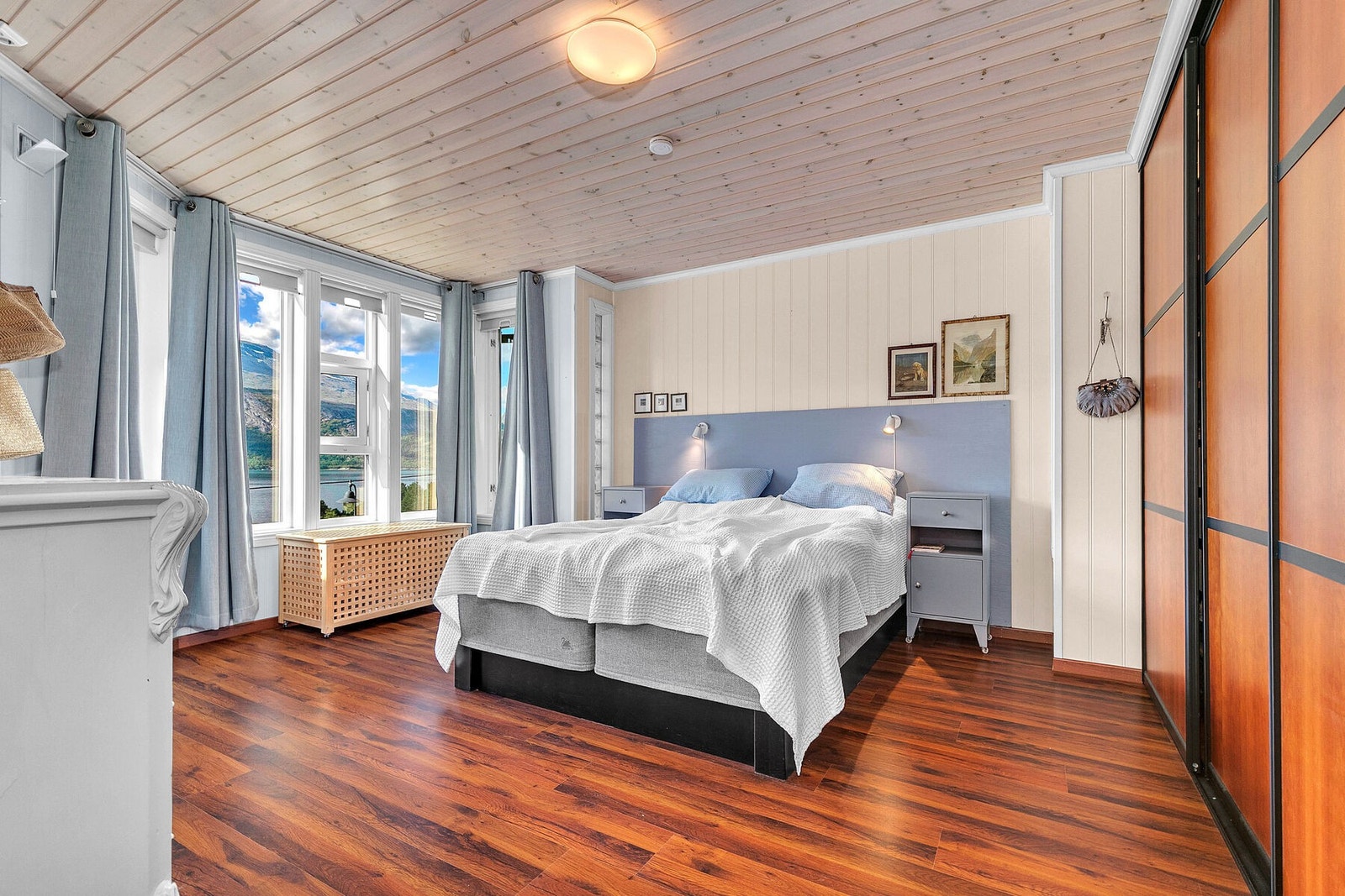 Stor hoved soverom med praktfull utsikt. Galleribilde