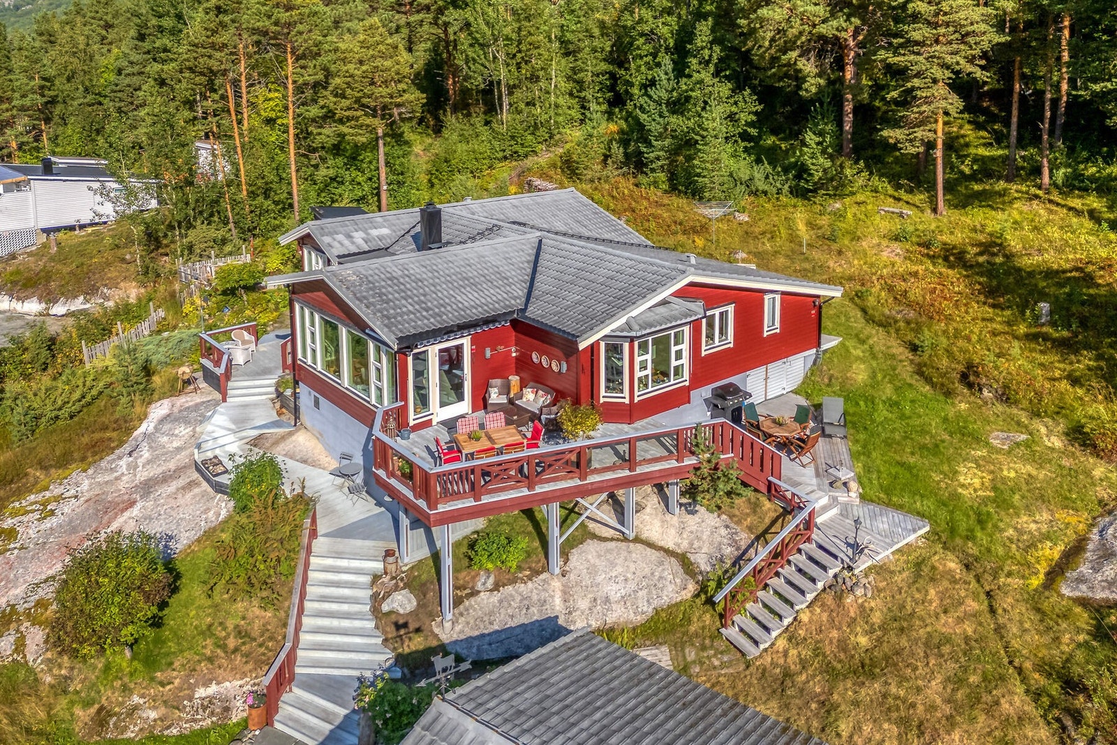 Eiendommen grenser til skog og mark Galleribilde