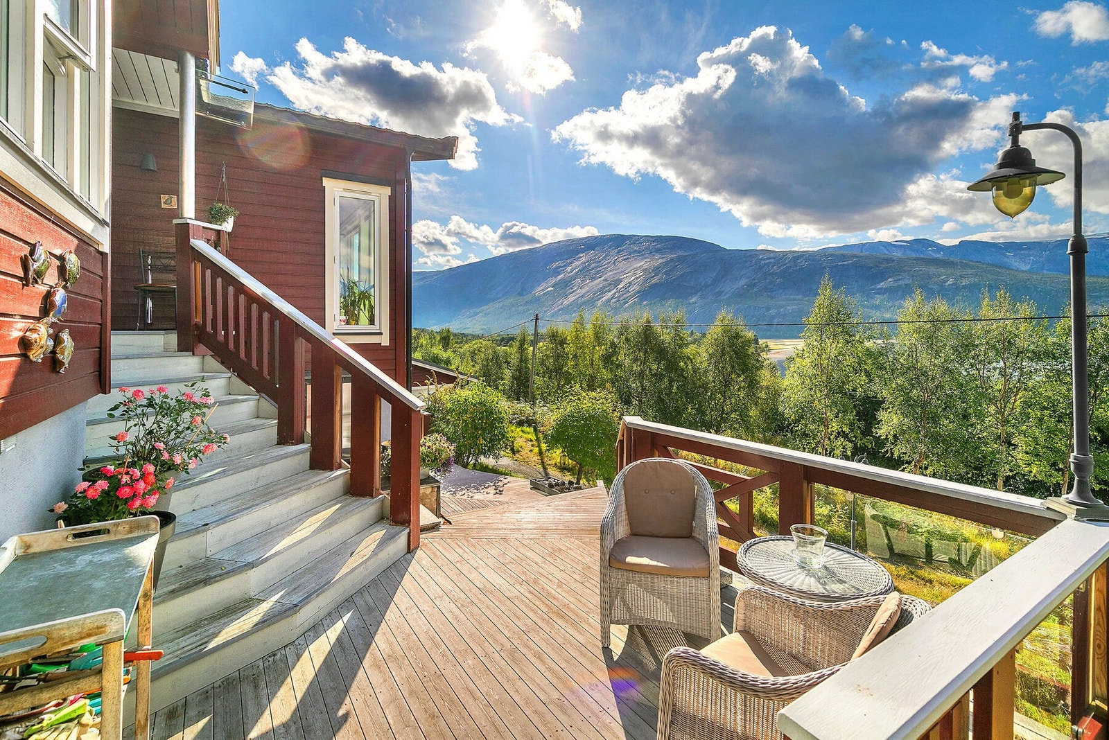 Solrike uteområder med praktfull utsikt Galleribilde