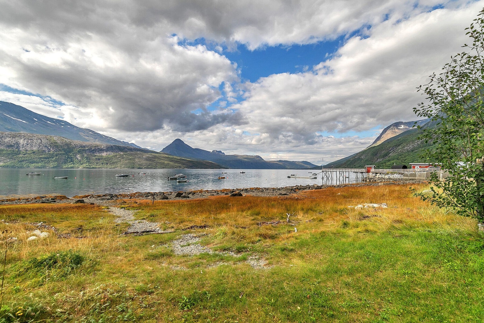 Småbåt havn rett bortenfor naustet Galleribilde