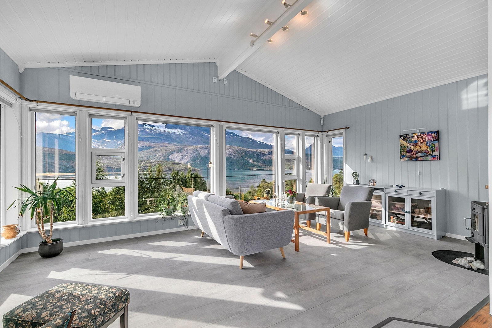 Lys og luftig stue med storslått utsikt Galleribilde