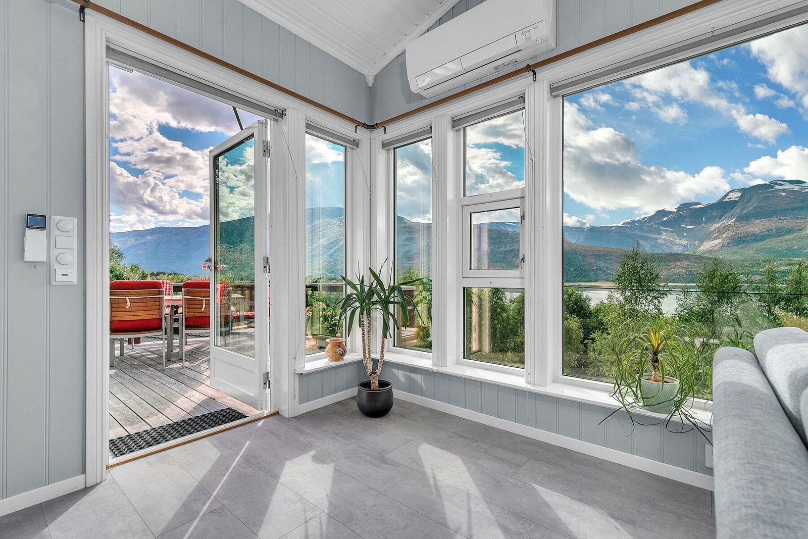 Utgang fra stue til veranda Galleribilde