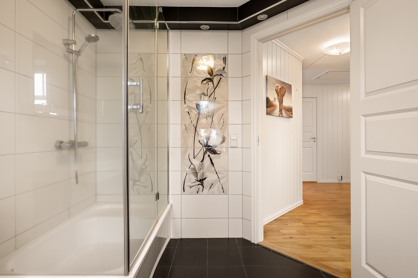 Flislagt bad med sort innredning Galleribilde