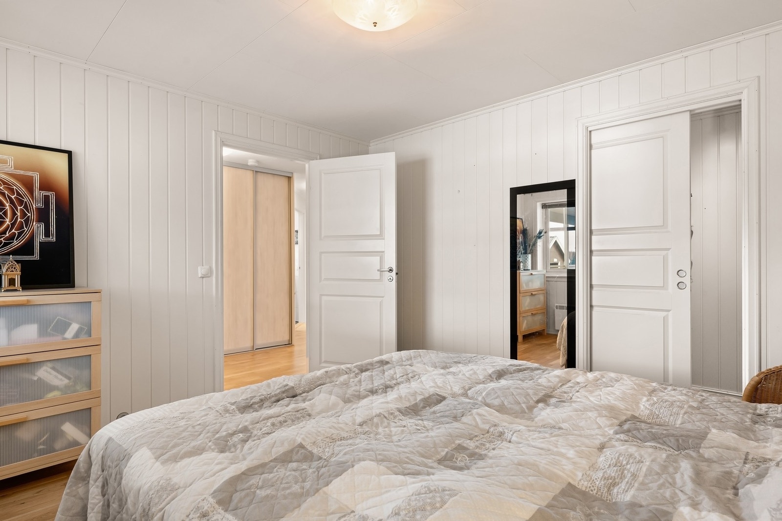 Romslig hovedsoverom med god plass til garderobeløsning Galleribilde