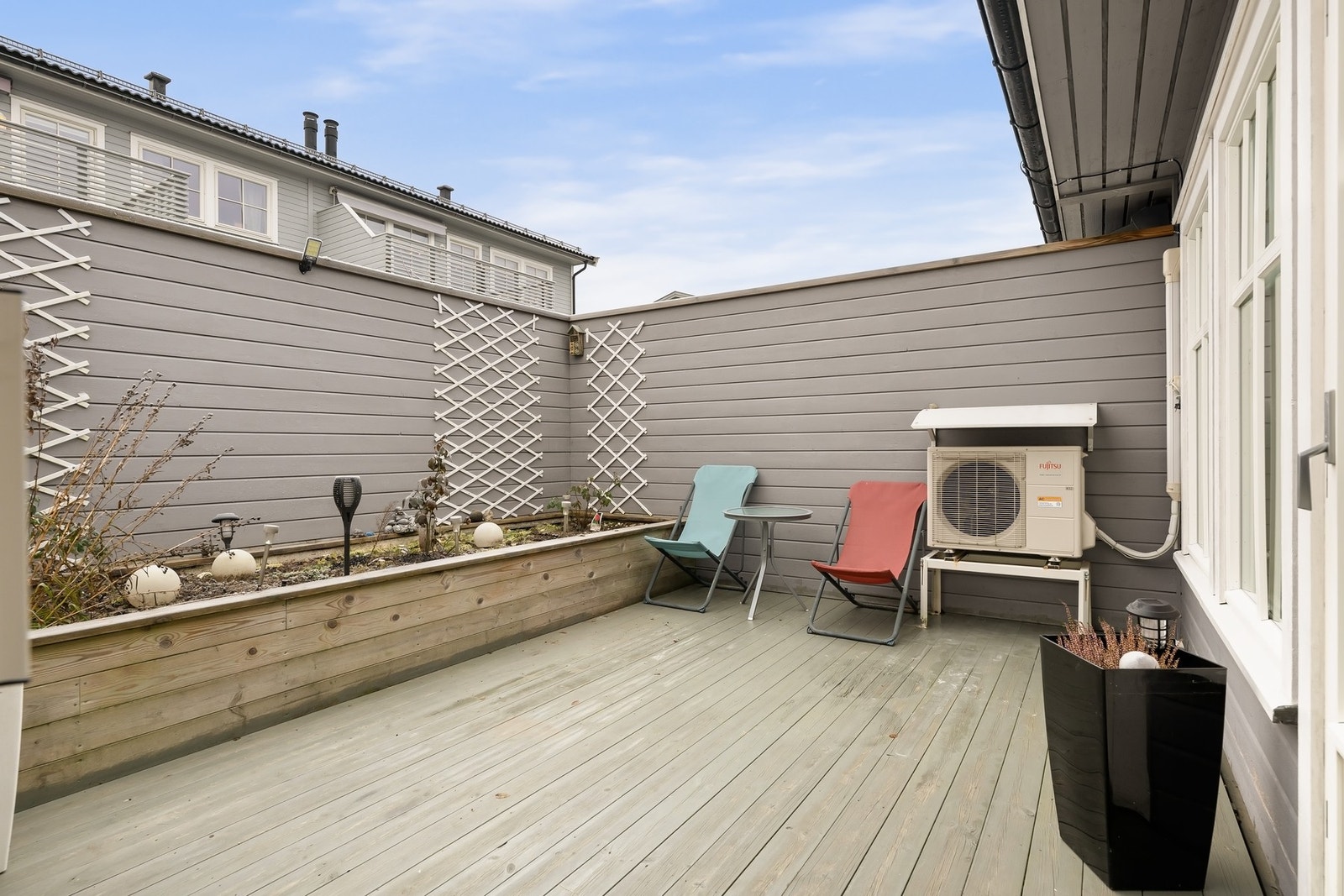 Solrik sørøstvendt terrasse - perfekt for lange sommerdager Galleribilde