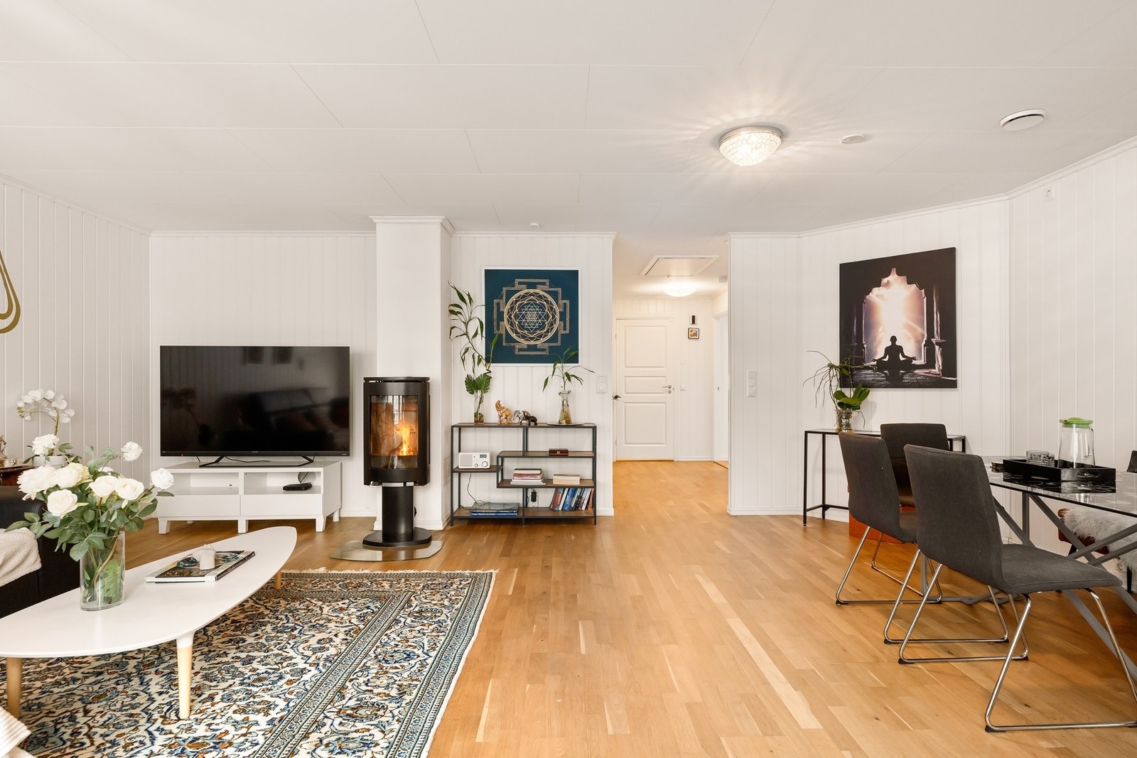 Åpen og innbydende stue med direkte utgang til terrasse Galleribilde