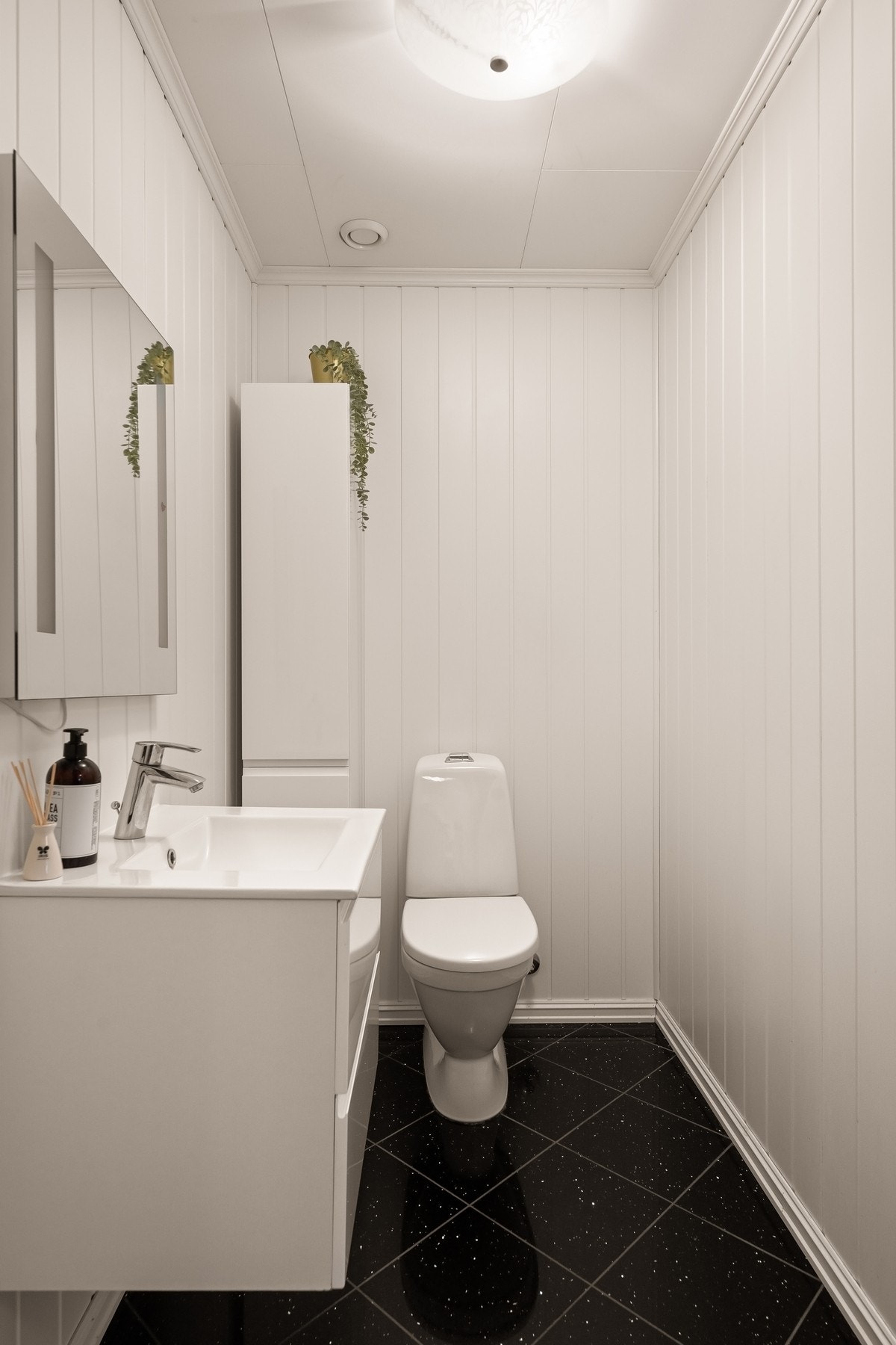 Separat, flislagt toalettrom - praktisk for familie og gjester Galleribilde