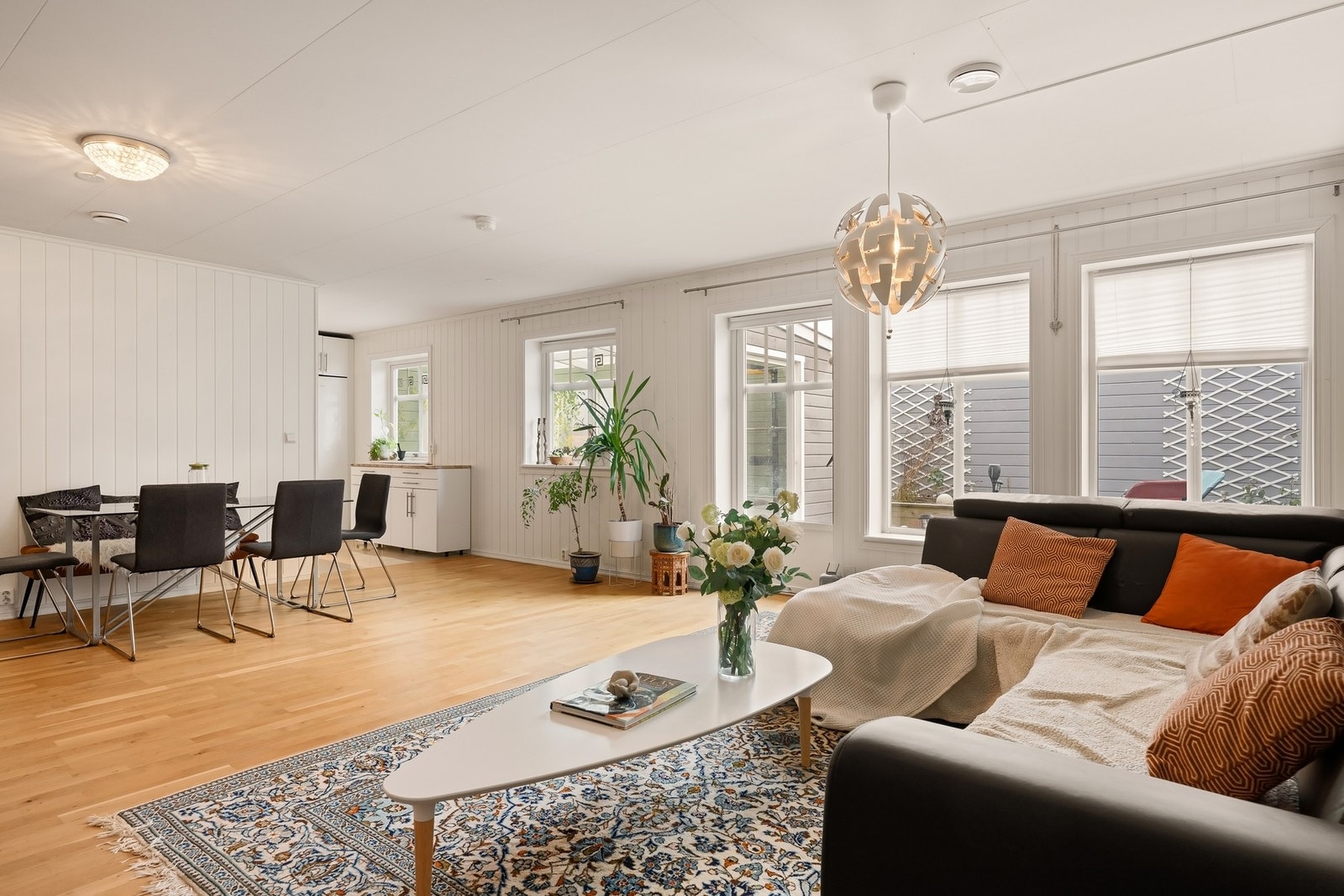 Lys og romslig stue med store vindusflater Galleribilde