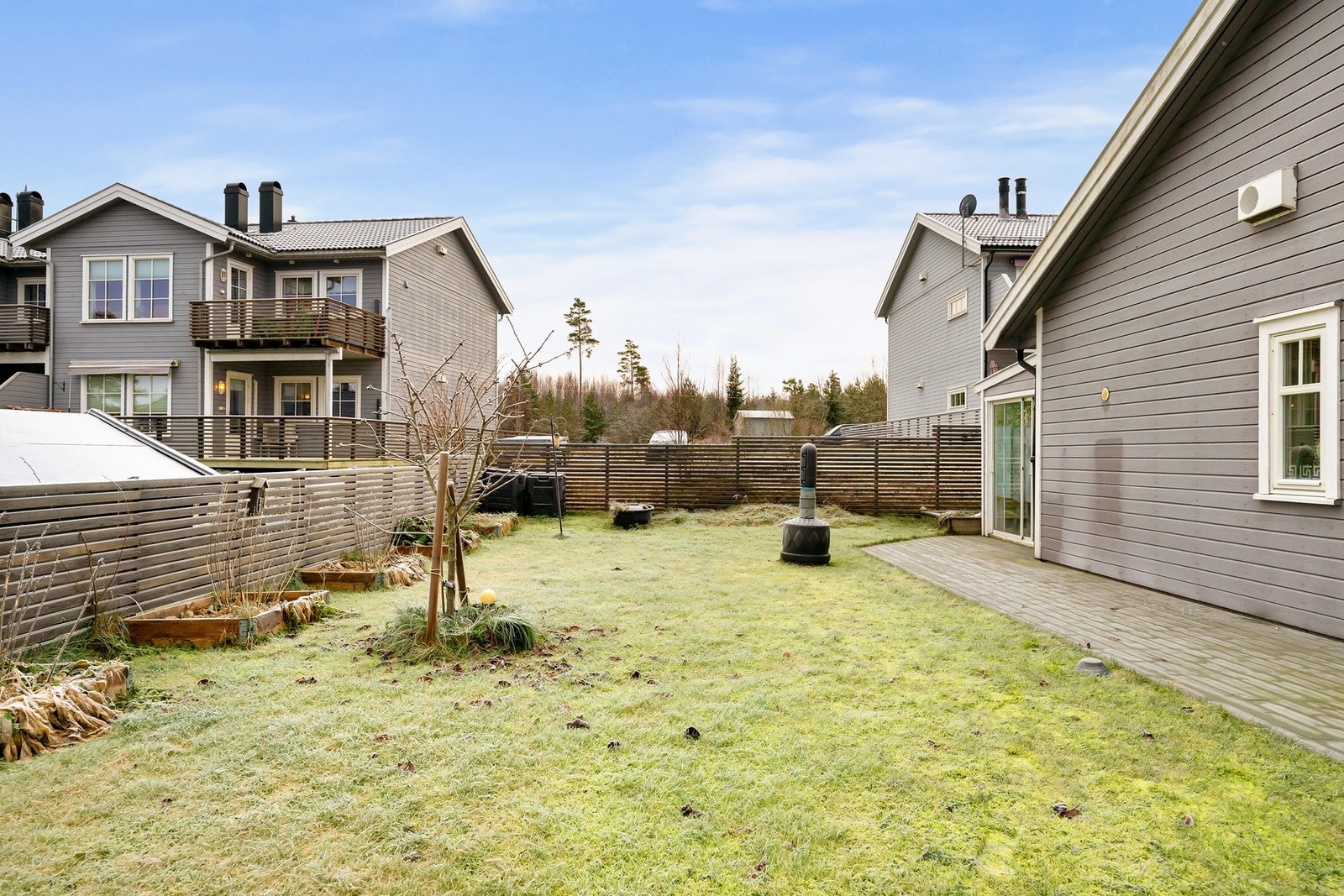 Inngjerdet hage med god boltreplass for barn og dyr Galleribilde