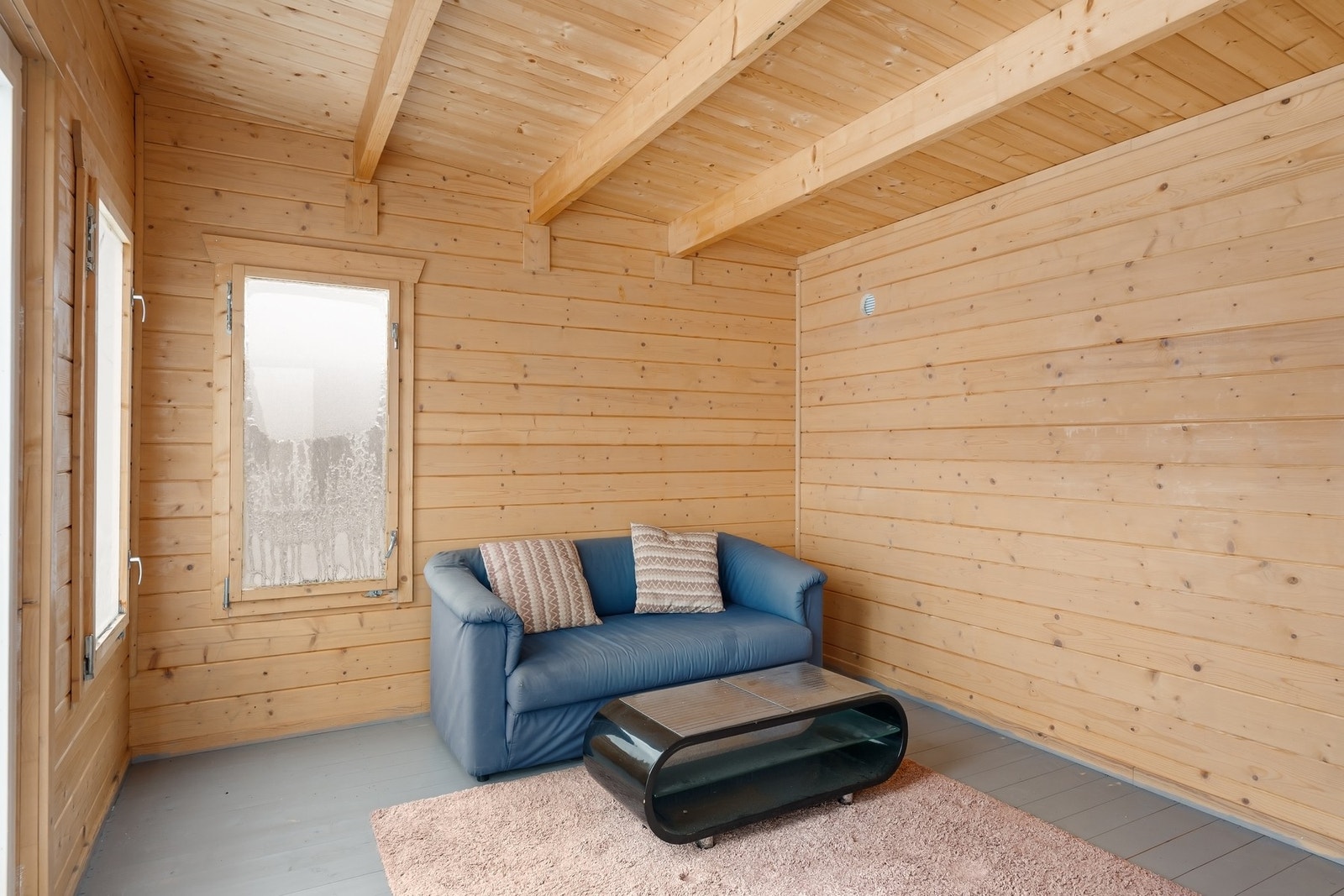 Lun vinterstue med glassvegger som forlenger utesesongen Galleribilde