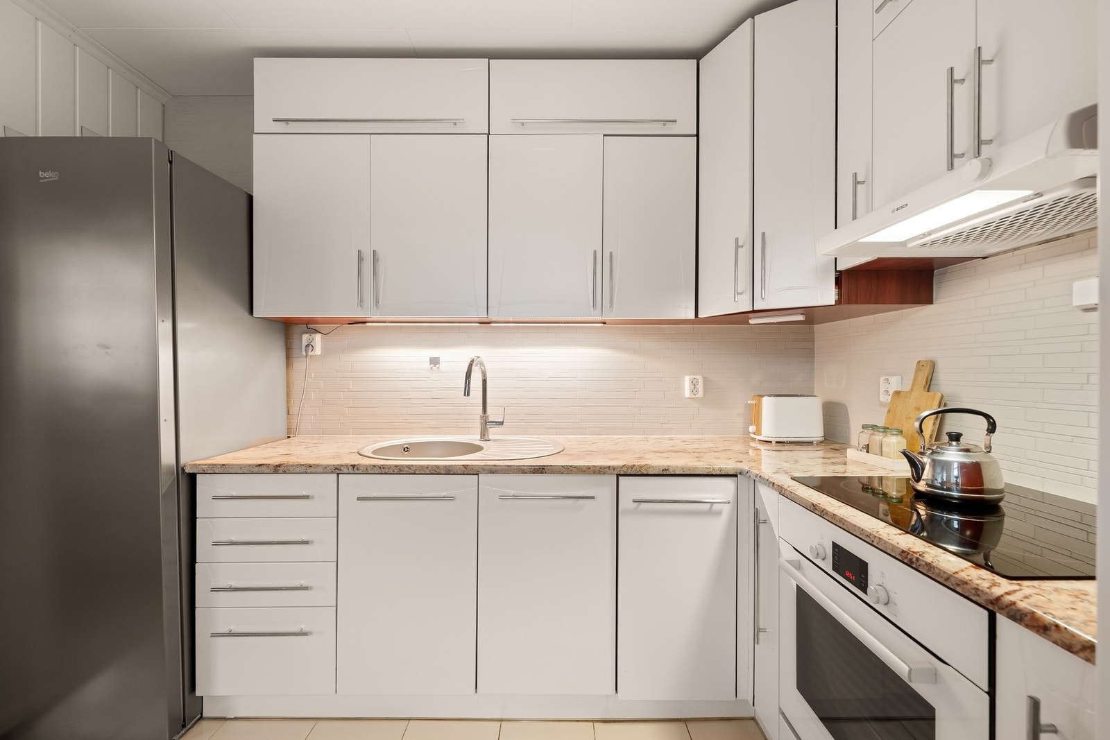 God skap- og benkeplass for en praktisk hverdag Galleribilde