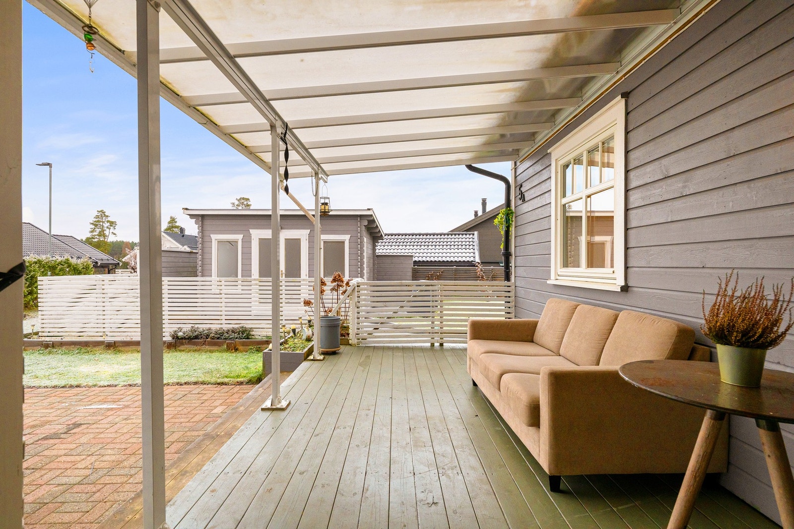 Terrasse ved inngang - perfekt for morgenkaffen Galleribilde