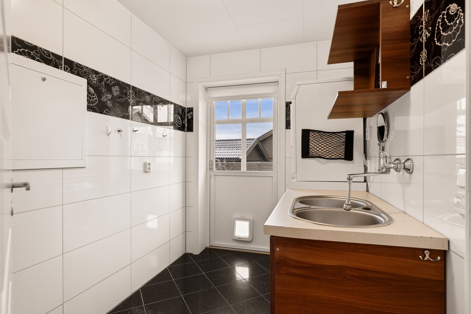 Praktisk vaskerom med egen utgang og god skapplass Galleribilde