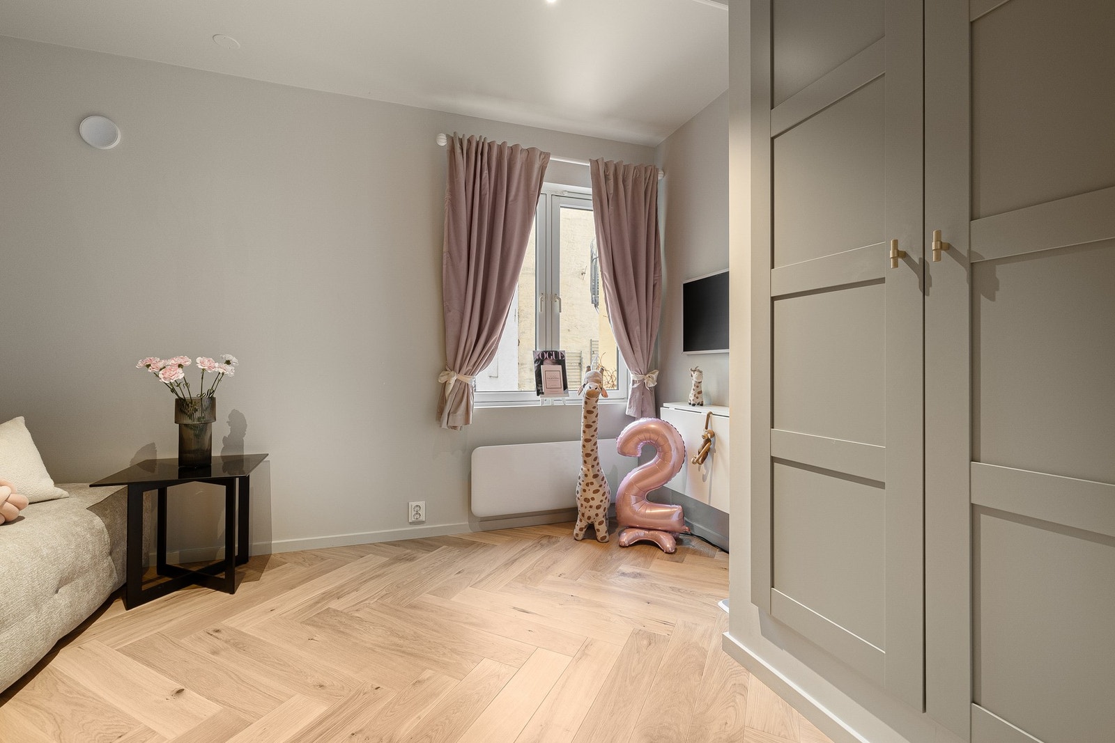 Soverom to er også av meget god størrelse og vender inn mot rolig bakgård sammen med hovedsoverommet. Galleribilde