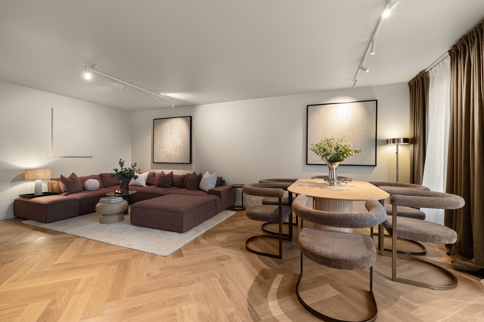 Det elektriske anlegget ble vesentlig oppgradert under oppussing i 2023. Det er skjult elektrisk anlegg i hele leiligheten. Utstrakt bruk av ElkoPlus stikkontakter. Galleribilde