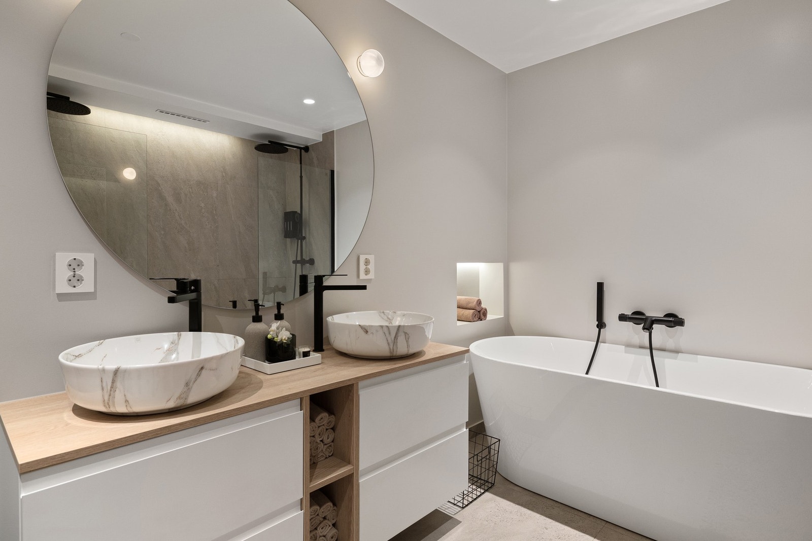 Innfelt nisje med skjult elektrisk anlegg til belysning. Galleribilde