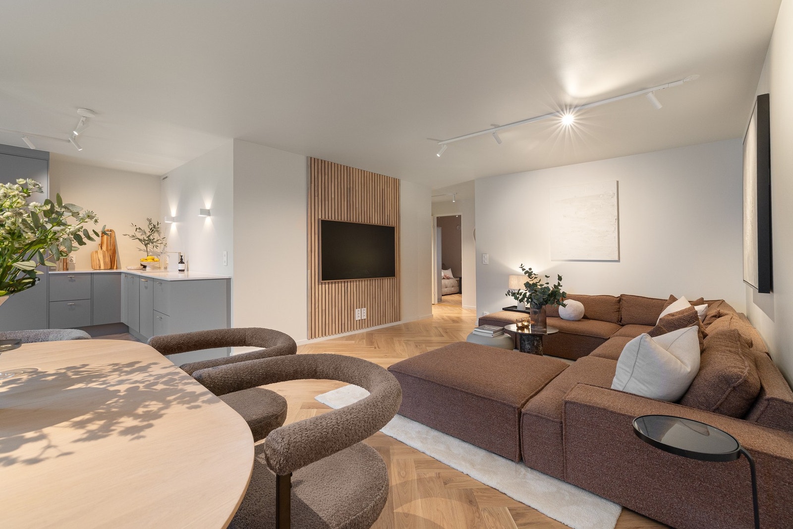 Eksklusivt parkettgulv i fiskebensmønster. Meget høy standard med listefrie karmer både rundt vinduer og dører. Galleribilde