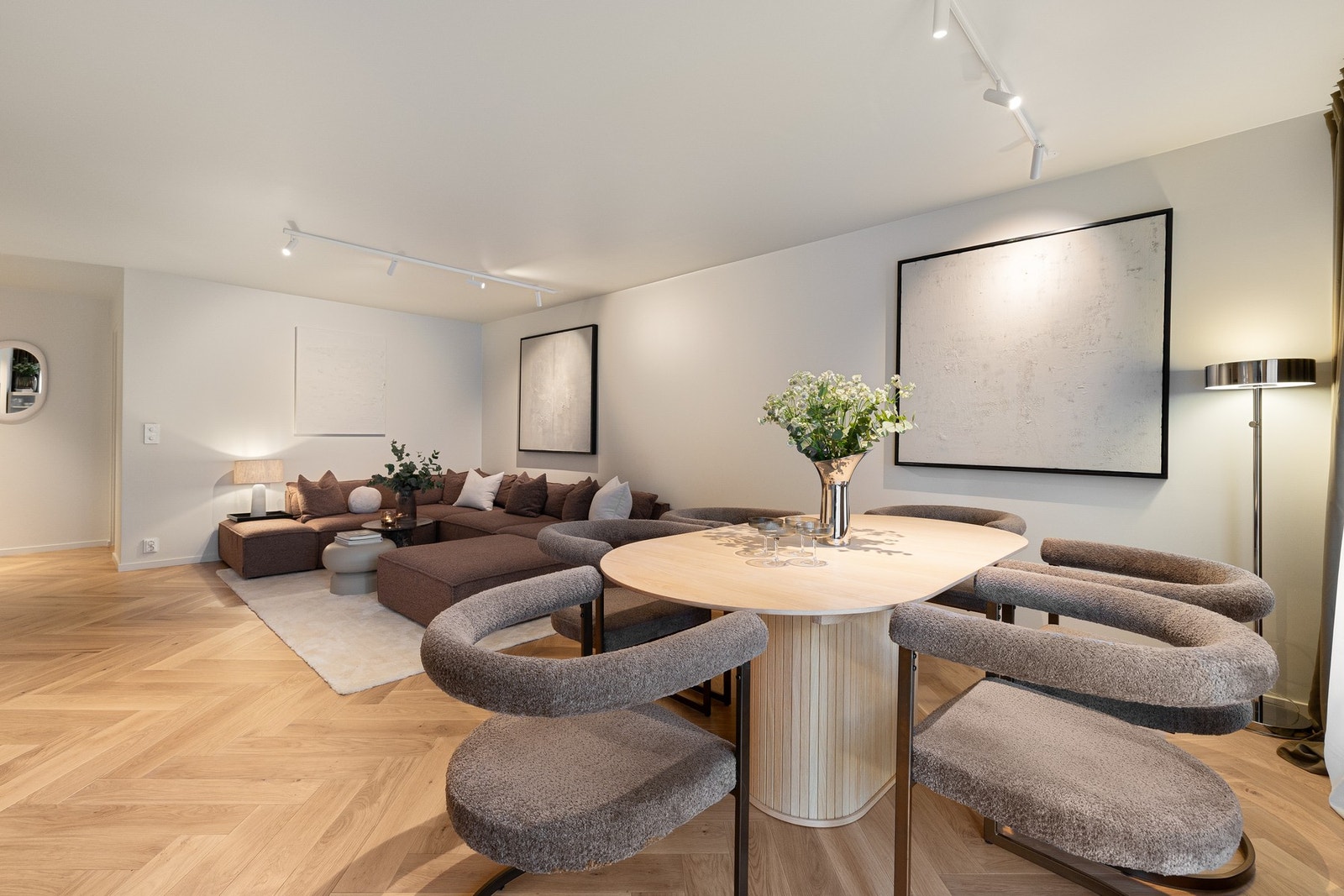 Den romslige planløsningen gjør det enkelt å innrede oppholdsrommet i ulike soner med flere innredningsmuligheter. Galleribilde