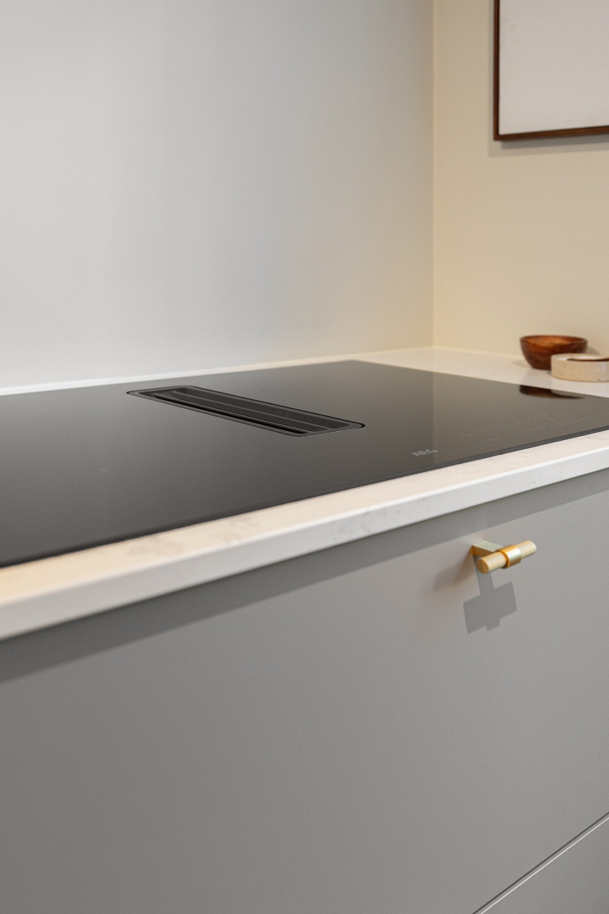 Påkostet platetopp med integrert ventilator. Lekre håndtak i messing som matcher armatur. Galleribilde