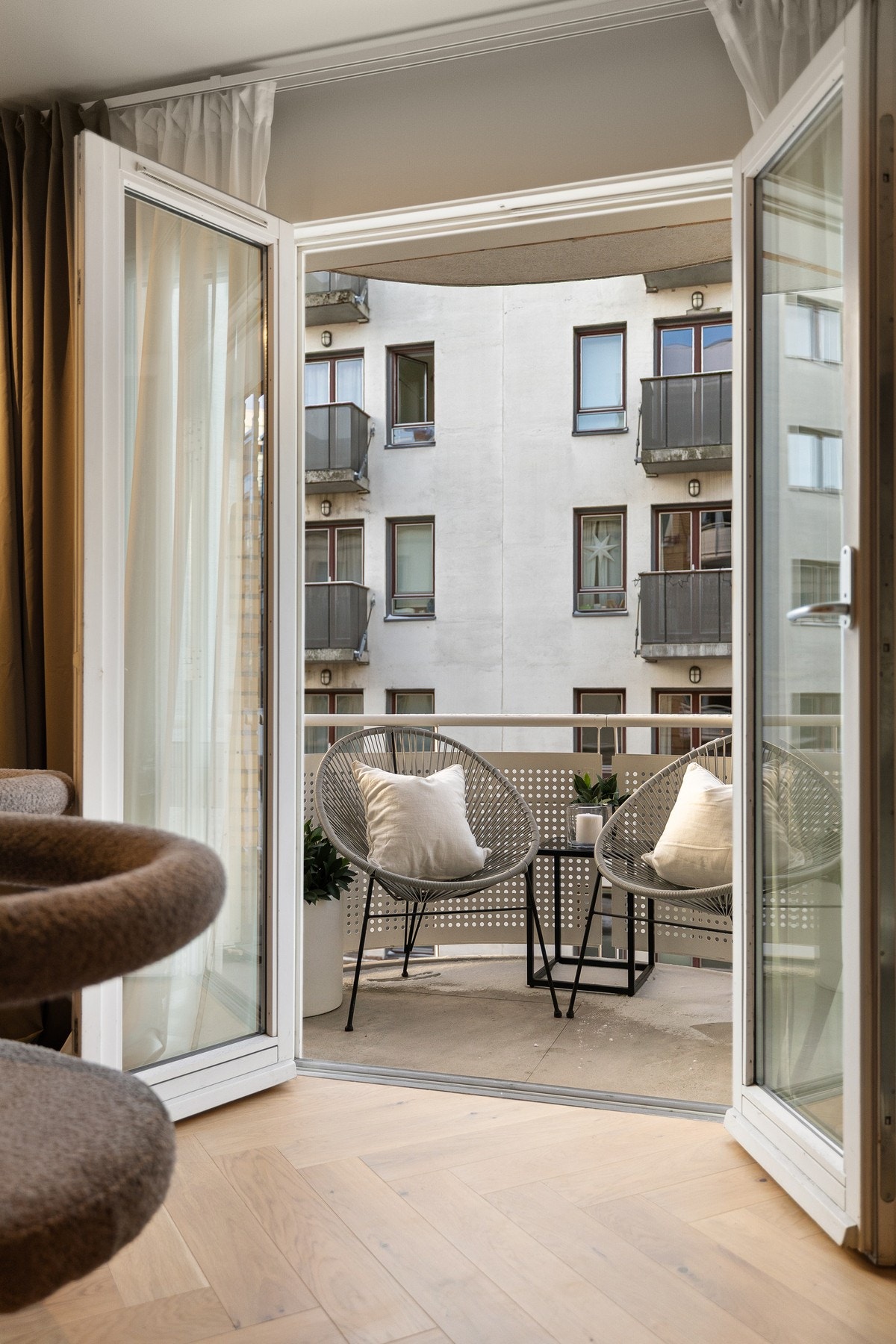 Luftige, doble dører til balkongen. Galleribilde