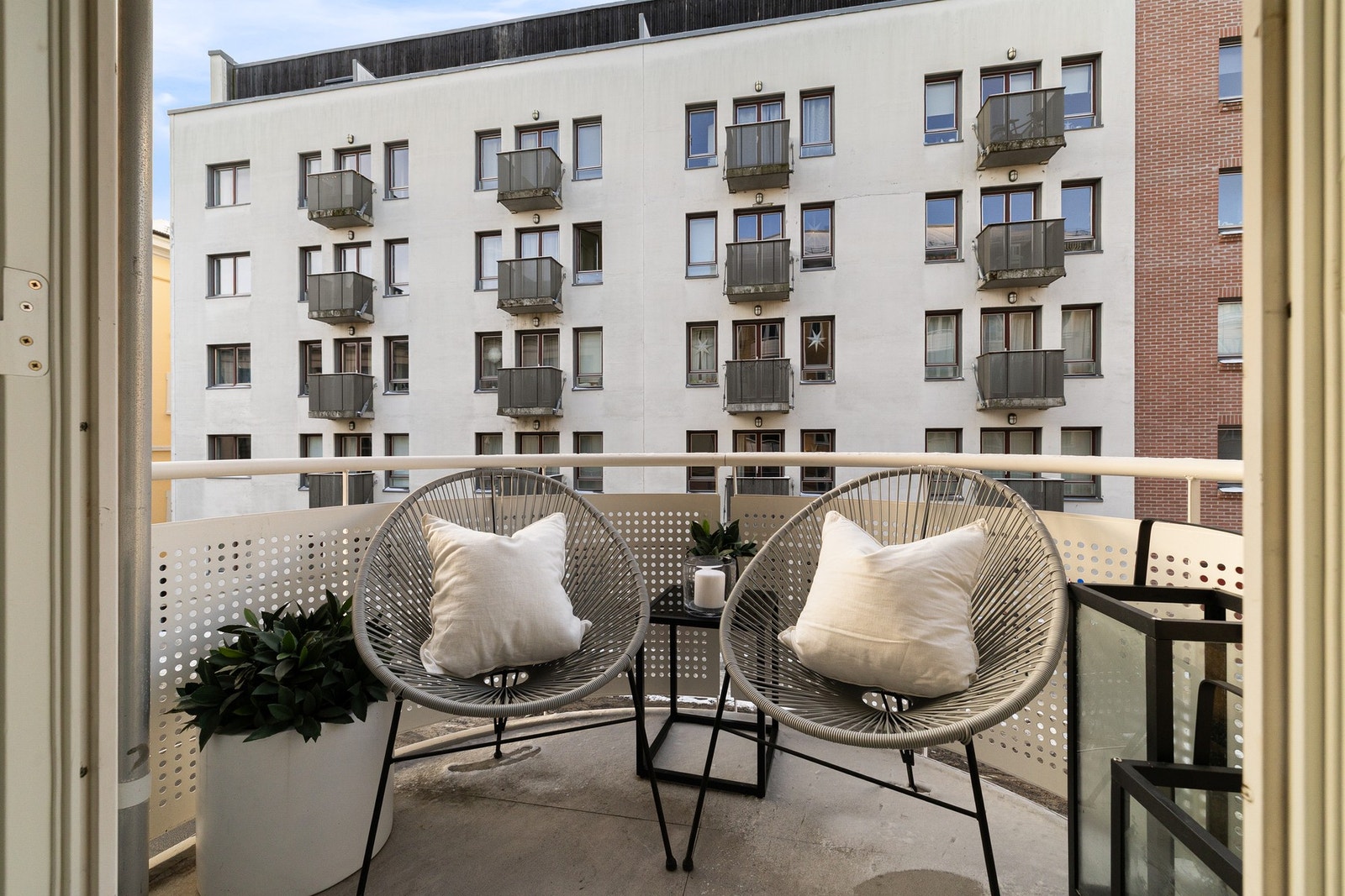 Balkongen vender mot vest med fint utsyn nedover mot St. Olavs plass og grønne lunger i Pilestredet Park. Galleribilde