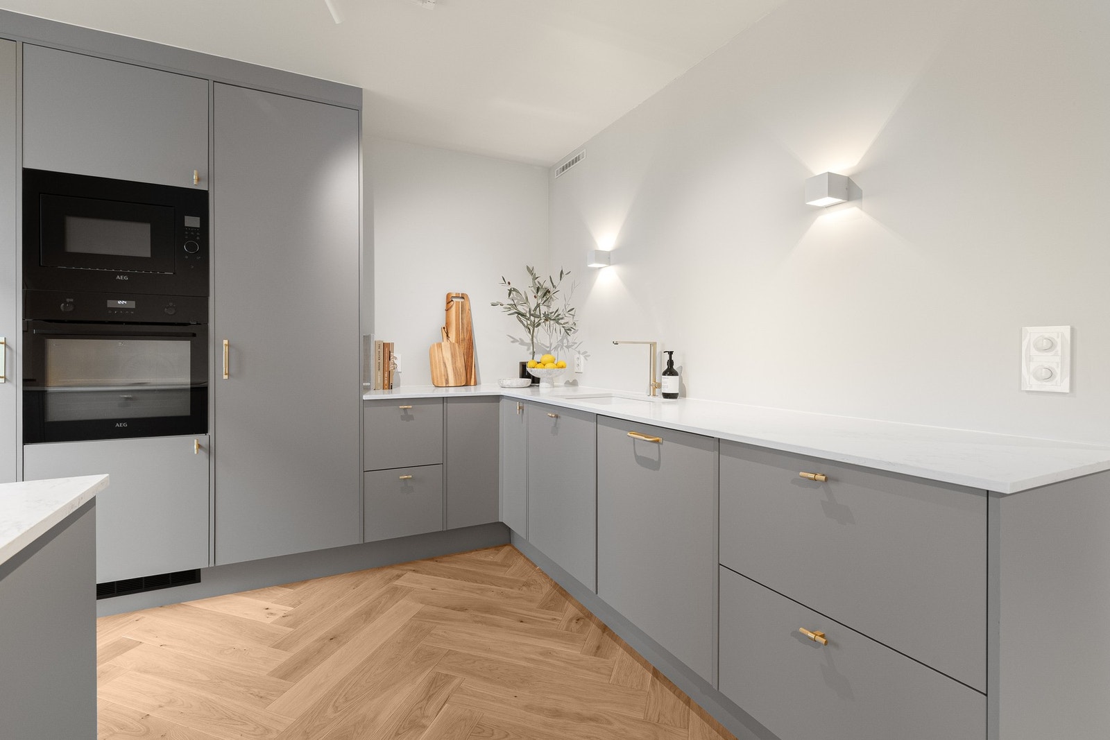 Nytt kjøkken i 2023 fra danske HTH. Meget påkostet benkeplate i komposittstein. Galleribilde