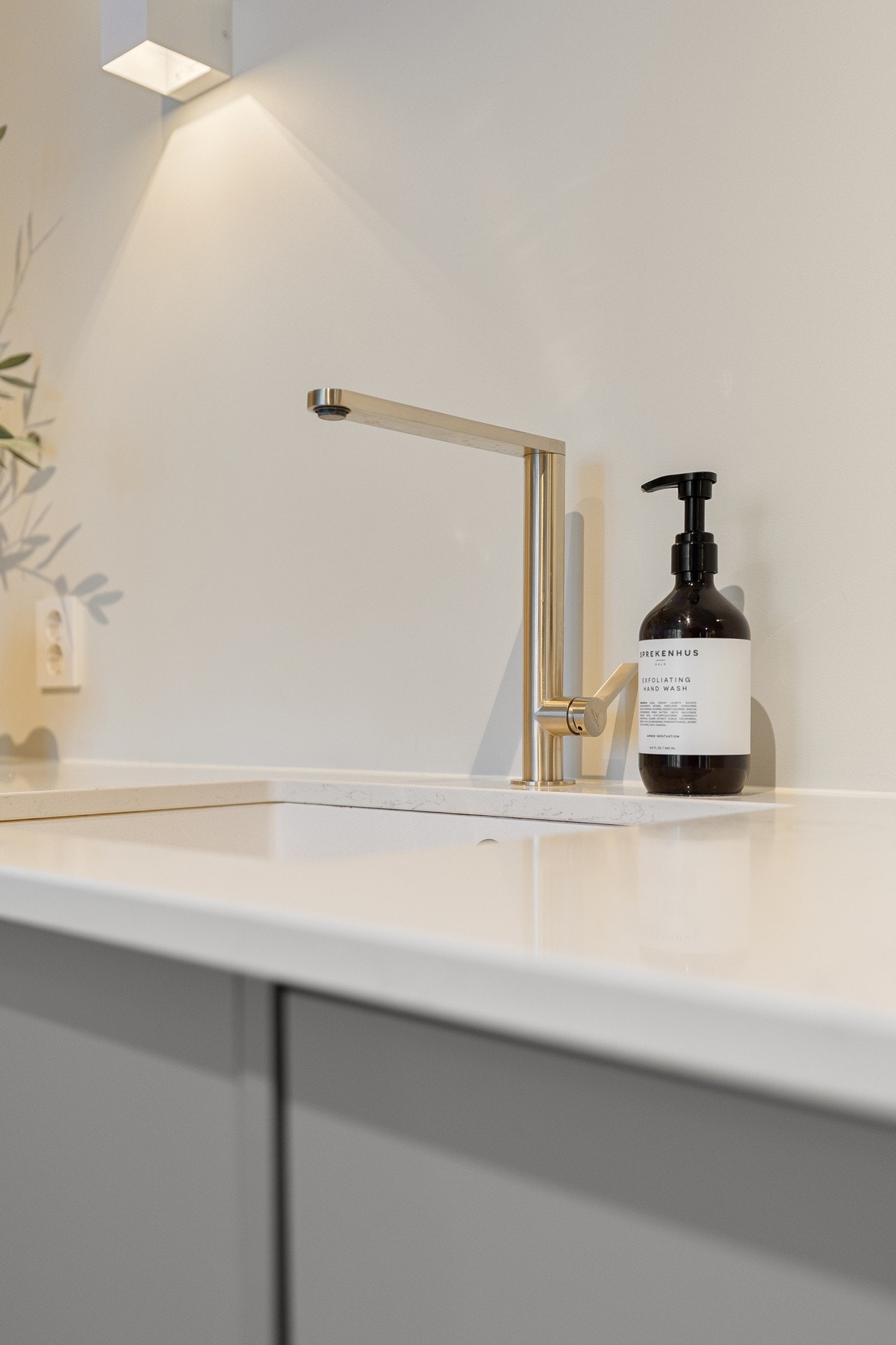 Det er benkeplate i kompositt med underlimt kum. Armatur fra Villeroy & Boch. Galleribilde