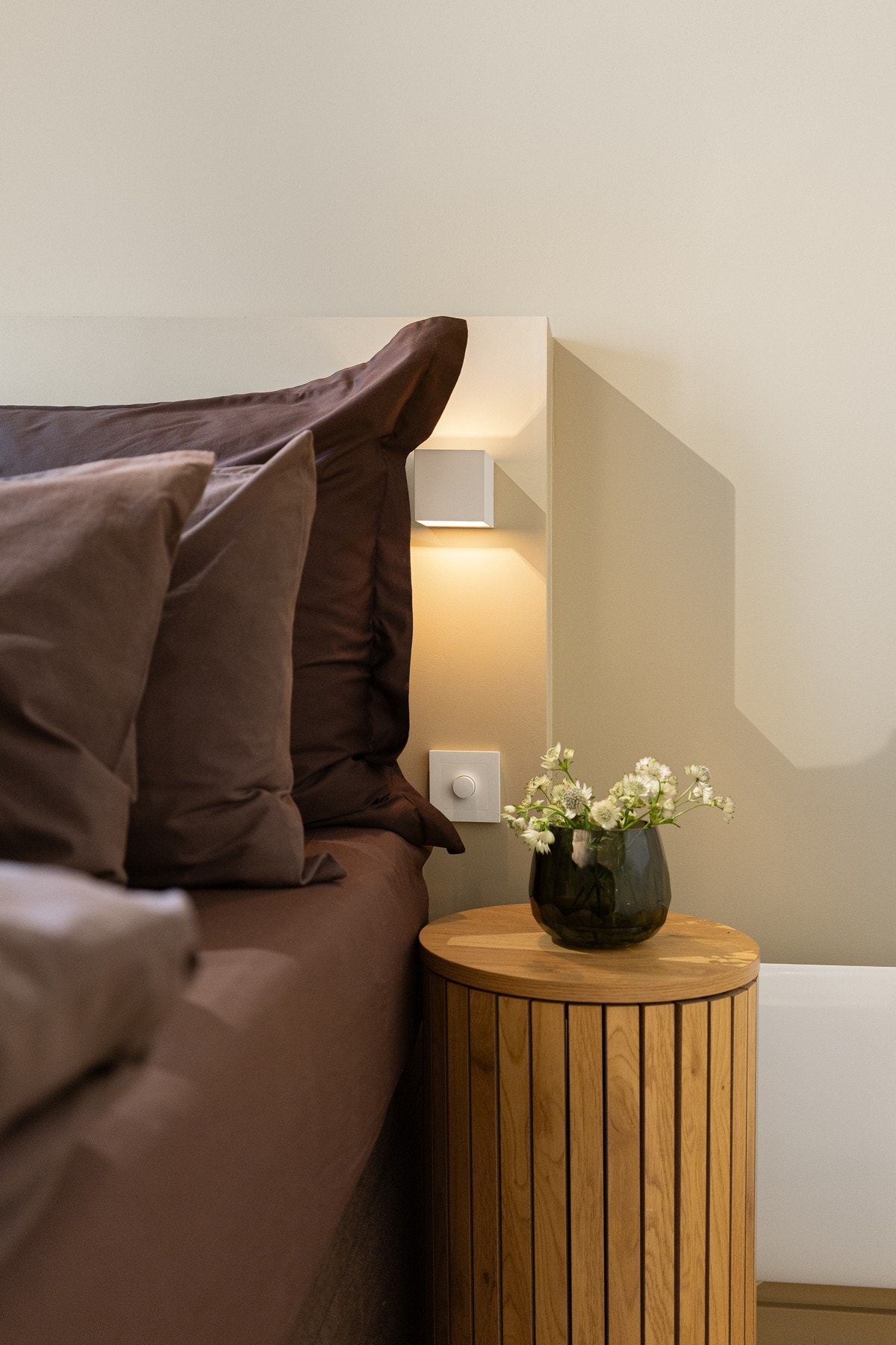 Det er plassbygget sengegavl med up and down lights, dimmer fra Elko plus og stikkontakt fra Elko plus på begge sider av sengen. Galleribilde