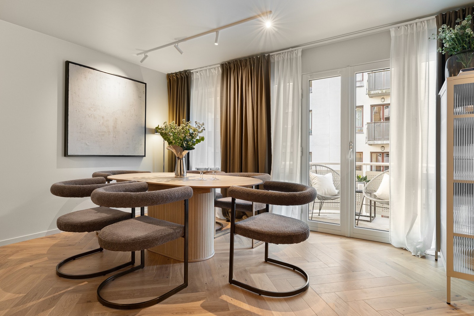 Spisestuen har direkte tilgang til kjøkkenet. God plass til middagsgjester. Galleribilde