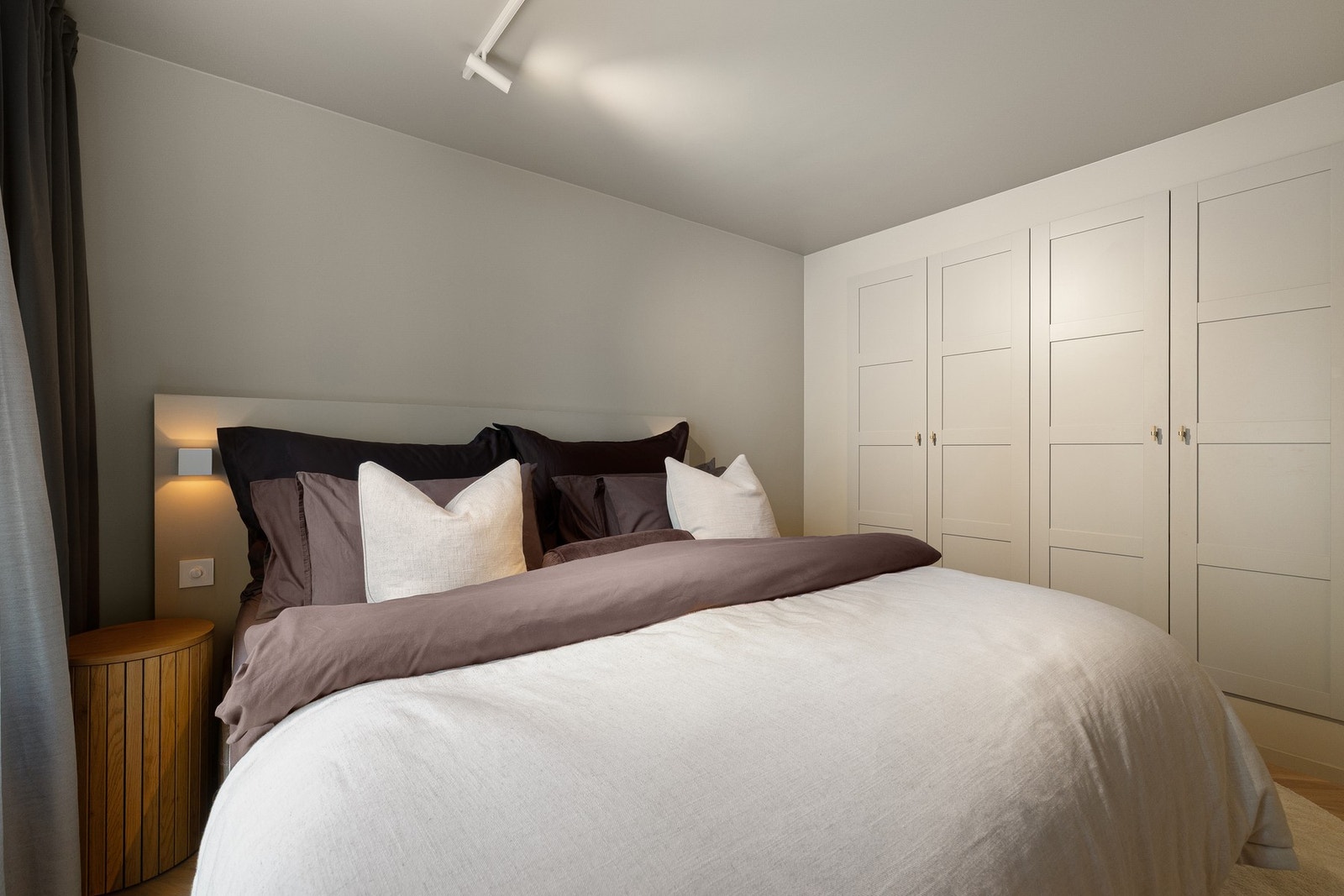 Meget lekre og plassbygde garderober på hovedsoverom. Galleribilde