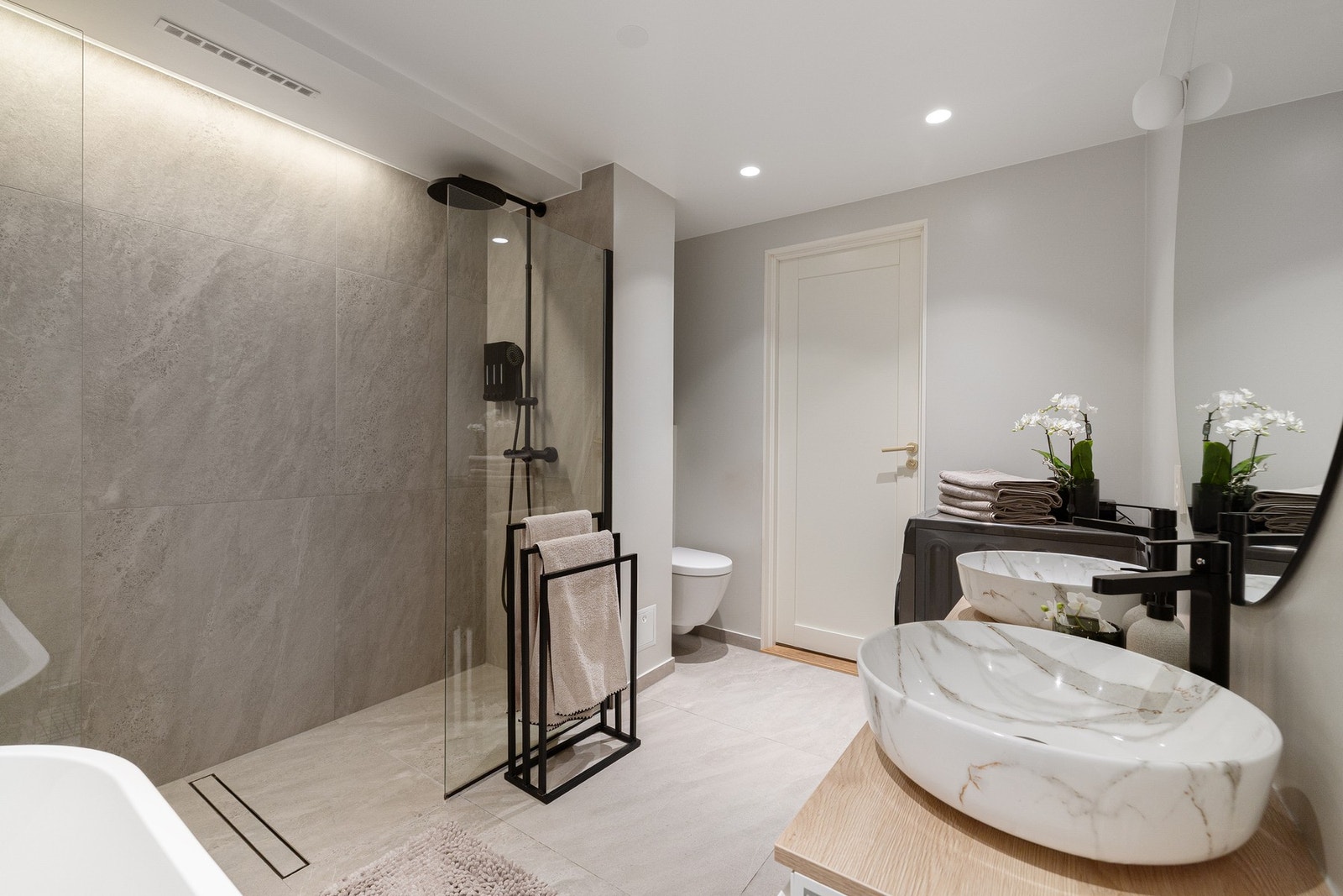 Designmessig baderom med både badekar og dobbeldusj - en kvalitet svært få leiligheter har. Tile insert sluk i samme flis som gulvet. Galleribilde