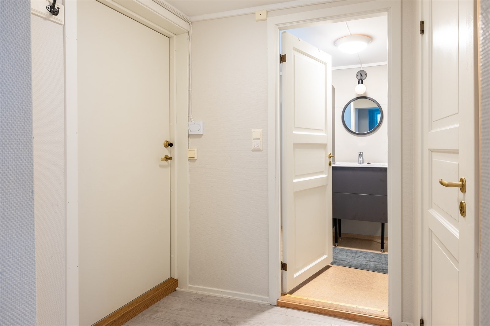 Badet er på 4m² og byr på opplegg til vaskemaskin. Galleribilde